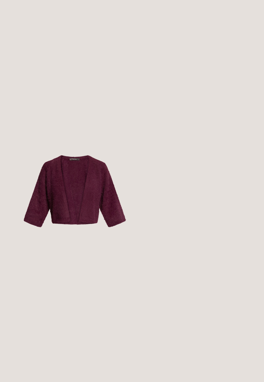Weicher, kurzer Cardigan mit offenem Vorderteil in Dunkelviolett mit dreiviertel Ärmeln, gefertigt aus flauschigem, strukturiertem Stoff.; Ärmelloses langes burgunderrotes Kleid mit plissiertem Rock und tiefem V-Ausschnitt mit verstellbaren dünnen Trägern.; Burgunderrotes patentiertes Leder hochhackiges Schuhwerk mit spitzer Zehe, Knöchelriemen und einem 10 cm hohen Stiletto-Absatz. Glatte Textur und minimale Details.; Quadratische burgunderfarbene Sonnenbrille mit lila verlaufenden Gläsern und dezenten goldenen Akzenten an den Bügeln, auf weißem Hintergrund dargestellt.; Glänzende dunkelrote rechteckige Clutch mit goldener Kettenriemen und kleinem goldenem Markenlogo auf der vorderen Klappe.; Goldene Ohrringe mit roten Tropfen- und ovalen Edelsteinen, rosa und klaren Kristallen sowie kleinen Perlenakzenten auf einem weißen Hintergrund.