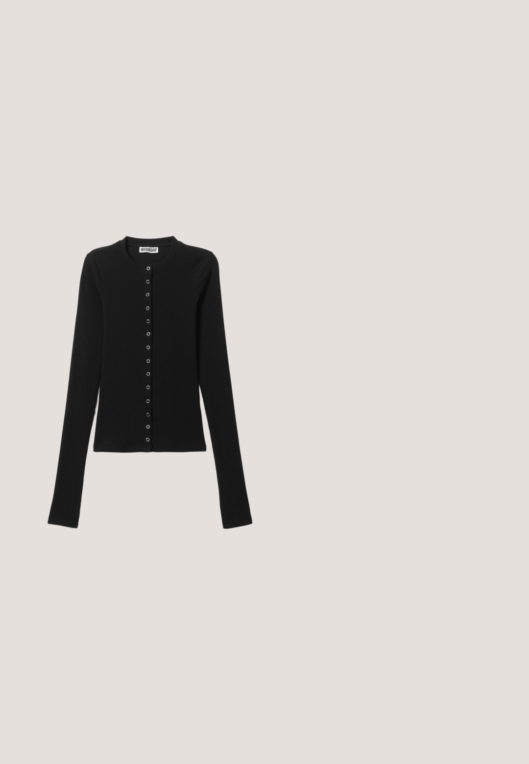 Schwarze, langärmelige, gerippte Strickjacke mit rundem Ausschnitt und silbernen Druckknöpfen vorne, Marke Weekday.; Schwarzes Langarmshirt mit Rundhalsausschnitt, figurbetonter Silhouette und leicht ausgestellten Ärmeln, gekennzeichnet mit einem "Weekday" Markenetikett im Nacken.; High-Waist-Jeans mit weitem Bein aus dunklem Denim. Verfügen über einen Fünf-Knopf-Verschluss, Vordertaschen und eine glatte Textur mit dezentem Verblassen.; Schwarze Lederloafers mit runder Zehenpartie, ausgestattet mit einer fransigen Detail und einem dekorativen Band, das über die Vorderseite verläuft, auf einem stabilen Absatz.; Schwarze rechteckige Brille mit klaren Gläsern. Glänzende Oberfläche, schmale Bügel und lila Tönung an den Rändern der Gläser sichtbar.; Schwarze glänzende Lederhandtasche mit zwei Griffen, Frontreißverschlusstasche, Schnallendetails und einem Handgelenksriemen auf weißem Hintergrund.