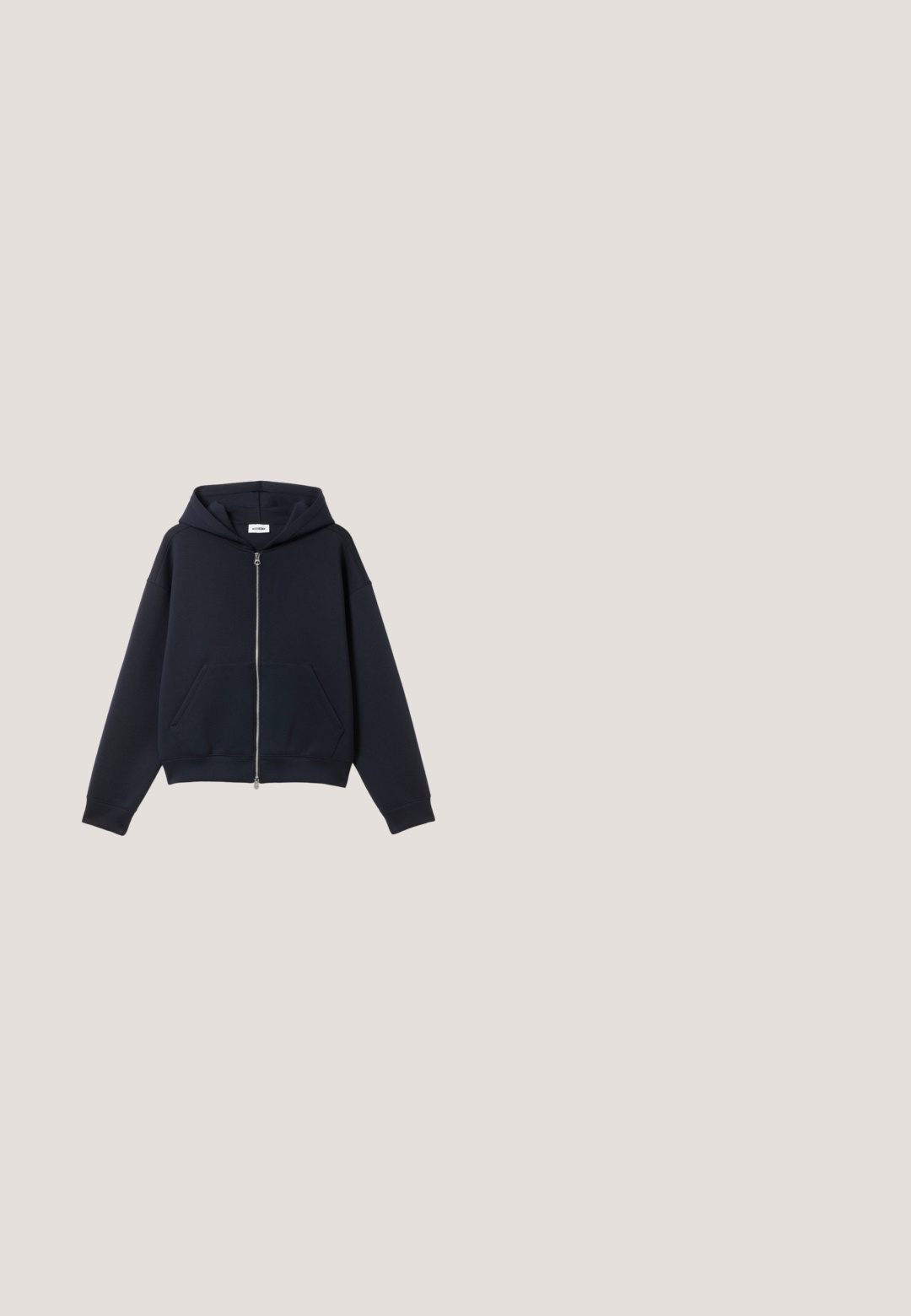 Navyblauer Kapuzenpullover mit Reißverschluss aus glattem Stoff, mit Kapuze, Fronttaschen sowie gerippten Bündchen und Saum. Einfaches Design ohne Muster.; Schwarze ärmellose Weste aus leichtem Stoff. Verfügt über einen hohen Kragen, einen Reißverschluss vorne und Kordelzüge an den Schultern.; Schwarzes, langärmliges Sportshirt aus glattem, dehnbarem Stoff. Verfügt über glänzende schwarze Akzente an den Schultern und ein Adidas-Logo auf der Brust.; Hellblaue Sporthose mit schwarzen Seitenstreifen, elastischem Bund, Bündchen an den Knöcheln und adidas-Logo am rechten Oberschenkel.; Schwarzer Slipper mit gestepptem Design, aus gepolstertem Material gefertigt. Verfügt über eine strukturierten Gummisohle und eine kleine Lasche hinten.; Schwarze Sonnenbrille mit quadratischen Gläsern, grauen getönten Gläsern, matter Oberfläche, strukturierten Bügeln und markanten Dreieckselementen im Rahmen.