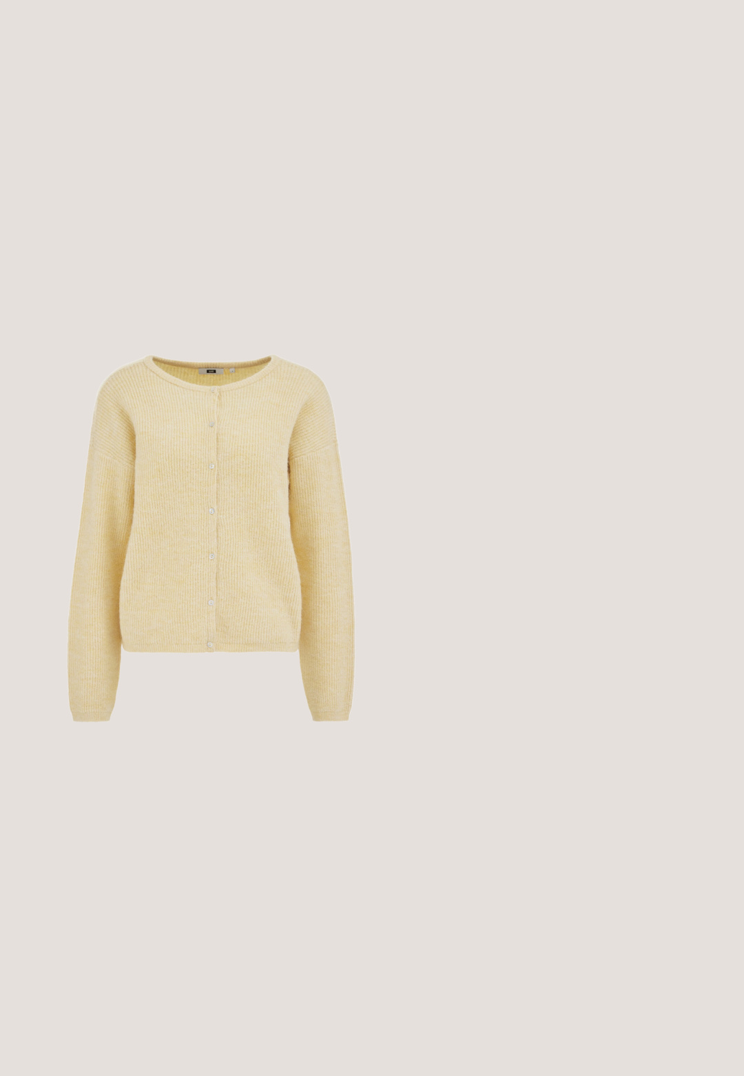Geel geribd gebreid vest met lange mouwen, ronde hals en knoopsluiting aan de voorkant. Zachte textuur en een comfortabele pasvorm.; Korte mouwen top van zacht groen stof met een grote bloemenprint in crème. Ontspannen pasvorm met een ronde halslijn en een subtiele glans.; Lichtgele bootcut jeans met voorzakken, riemlussen en een knoopsluiting.; Open-toe hoge hak sandaal van felgeel leer. Beschikt over een gebogen silhouet en een slanke hak, met een zachte binnenvoering.; Beige rechthoekige leren crossbodytas met zichtbare stiksels en een ritssluiting aan de bovenkant, voorzien van een ritstassel.; Armband met kralen bestaande uit meerkleurige bolvormige kralen, gouden accenten en een gouden letter "N" bedel; voorzien van een sluiting en verstelbare ketting.