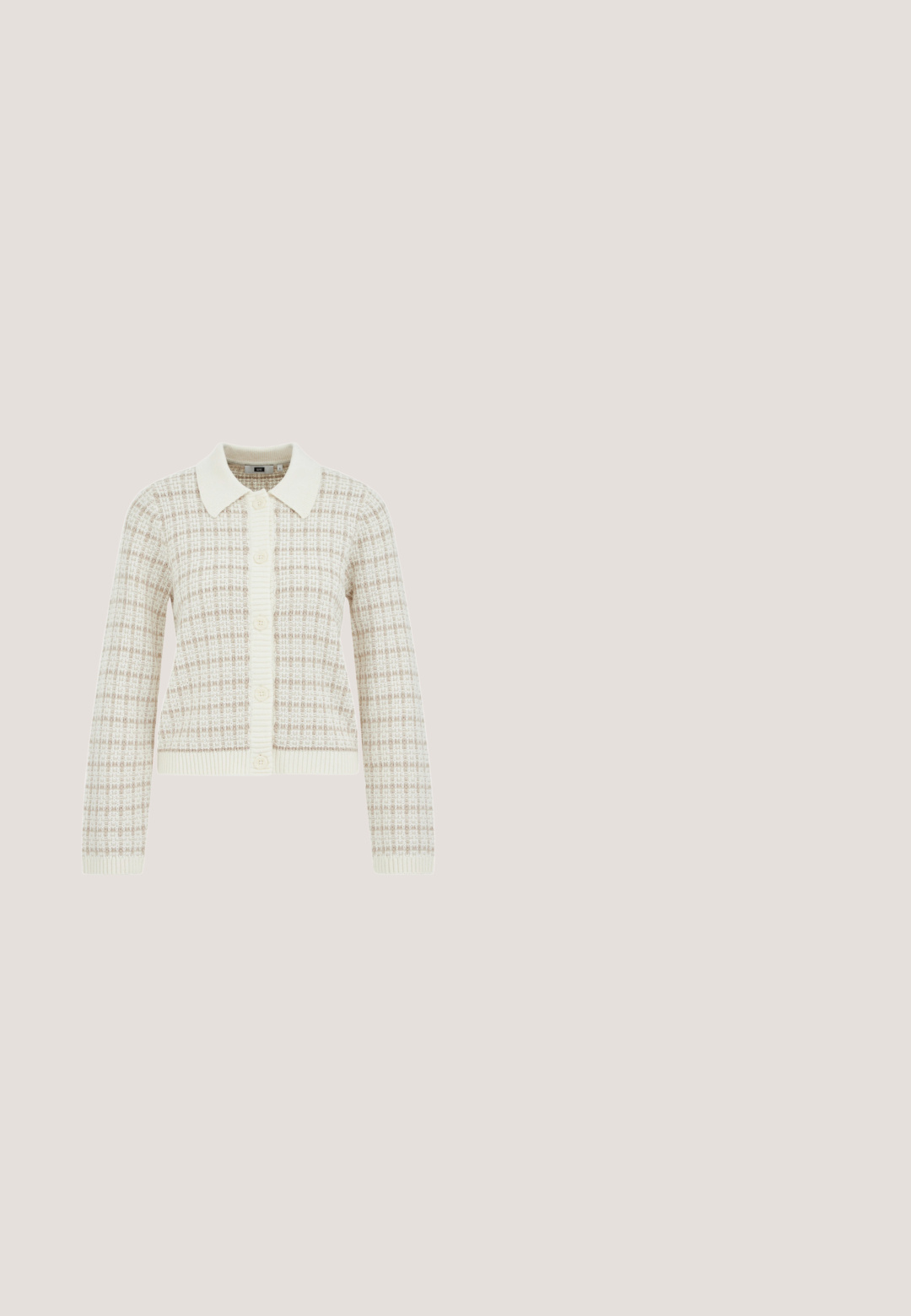 Beige og hvid strikket cardigan med knapper, der har et tekstureret ternet mønster samt ribstrikket krave, manchetter og kant.; Sennepsgul T-shirt med korte ærmer, op-rullede manchetter og sølvfarvede trykknapper på venstre skulder mod en hvid baggrund.; Plisserede vide bukser i en lys brun stof med elastisk talje, prydet med lodrette striber for ekstra tekstur og design.; Højhælet sandal med tynde stropper og guldkugler, i beige og brunt slangeskindsprint, slank træhæle med guldtip.; Sort struktureret håndtaske lavet af tekstureret materiale, med en guldlogo-plade, aftagelig rem og detaljerede hardware-accenter.; Guld halskæde med en hjerteformet vedhæng med stribede detaljer. Kæden er delikat med små led, hvilket giver et raffineret udseende.