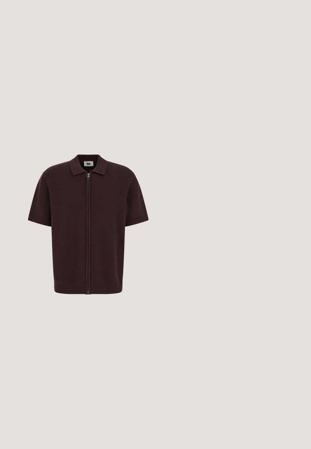 Pull à manches courtes zippé de couleur marron foncé avec une texture, un col, des poignets et un ourlet côtelés.; Chemise beige à manches courtes avec col camp et rayures verticales texturées, étalée à plat sur un fond blanc.; Pantalons en lin beige à coupe décontractée, avec des jambes fuselées et un devant plat. Ils comportent une taille élastique pour plus de confort et un minimum de détails de couture.; Espadrille marron en daim à enfiler avec une semelle intermédiaire en jute tressée et un bout arrondi sur fond blanc.; Lunettes de soleil rectangulaires teintées marron avec fines montures métalliques argentées et plaquettes de nez transparentes réglables.; Sac à dos en tissu à motifs, poche avant zippée, bretelles beiges réglables et fermetures à boucle, marqué du logo et du texte Guess.