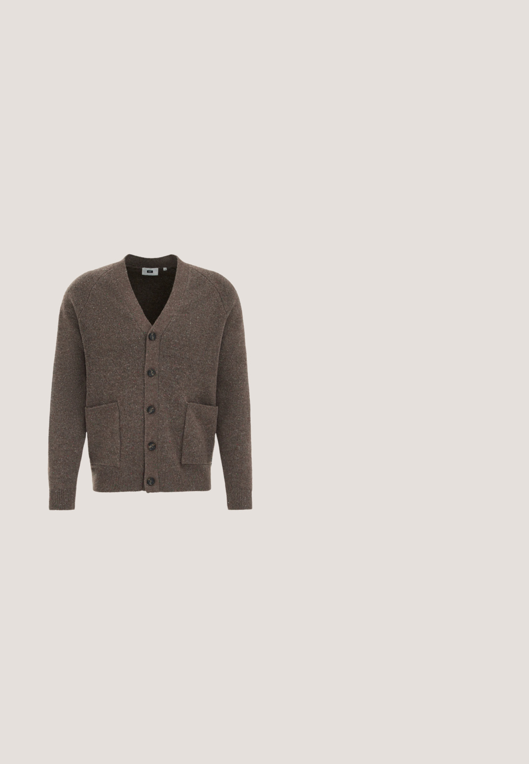Brauner Wolle-Mix-Cardigan mit V-Ausschnitt, sechs Knöpfen und zwei vorderen Taschen; gerippte Bündchen und Saum; dezente Struktur mit mehrfarbigen Sprenkeln.; Kurzärmeliges Poloshirt in hellecreme Farbe, aus strukturiertem Stoff, mit V-Ausschnitt und klassischem Kragen.; Hellbraune Hosen mit geradem Bein, vorderen aufgesetzten Taschen, Knopfverschluss und Gürtelschlaufen, auf weißem Hintergrund dargestellt.; Brauner Wildleder-Slipper mit gewebter beiger Zwischensohle und strukturierter Gummilaufsohle, im Profil vor weißem Hintergrund gezeigt.; Rechteckiges Täschchen aus dunkelbraunem Wildleder mit silbernem Reißverschluss und seitlichem Zippergriff, vor weißem Hintergrund.; Brauner Ledergürtel mit einer rechteckigen schwarzen Metallschnalle, die über gestickte Details an den Kanten und eine glatte Textur verfügt.