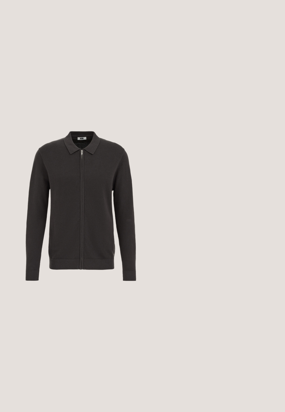 Schwarze Strickjacke mit Reißverschluss aus strukturiertem Stoff, mit flachem Kragen sowie gerippten Bündchen und Saum, und einem glatten Reißverschluss vorne.; Kurzärmeliges Hemd zum Zumachen mit braunen und hellrosa vertikalen Streifen und einem Camp-Kragen.; Braune maßgeschneiderte Hosen mit geradem Bein, die über eine glatte Textur, Gürtelschlaufen und seitliche Taschen verfügen. Eignen sich für formelle Anlässe.; Schwarze Lederloafers mit glatter Oberfläche, gesteppten Details über dem Vorderblatt und einem leicht erhöhten Absatz.; Schwarze Leder-Reisetasche mit zwei Oberhandgriffen, einem abnehmbaren Schultergurt und einer Reißverschlusstasche auf der Vorderseite für zusätzlichen Stauraum.; Schwarzer Ledergürtel mit einer silbernen Metallschnalle und roter Akzentnaht. Der Gürtel hat eine glatte Oberfläche und eine rechteckige Form.