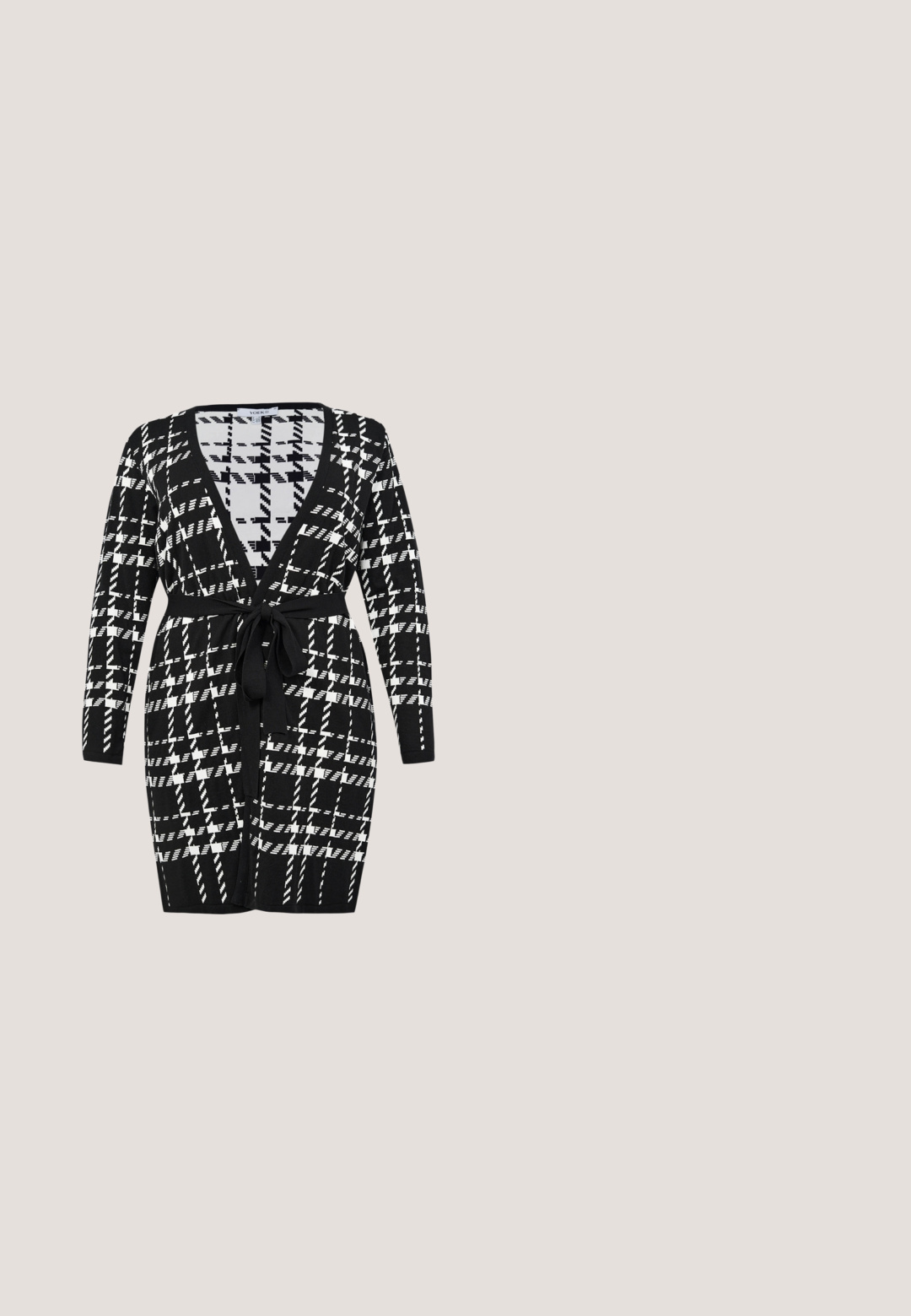 Zwart-wit gestreepte cardigan met lange mouwen, diepe V-hals en strik taille. Heeft een geruit ontwerp en een zachte gebreide textuur.; Zwarte mouwloze neplederen jurk met V-hals, knopen aan de voorkant en licht uitlopende zoom.; Zwarte suède pumps met hoge hak, een spits toelopende neus, een strak ontwerp en een glanzende zwarte stilettohak.; Zwarte rechthoekige zonnebril met een verloop bruin glas. Dikke, glanzende acetaat montuur met afgeronde hoeken en merkaccenten op de sleuven.; Zwarte handtas met krokodillenpatroon, een gestructureerde vorm, gouden hardware en een bovenhandvat. Heeft een voorflap met een sluiting. ; Gouden metalen manchetarmband met een gladde, gebogen vorm en glanzende afwerking. Open uiteinden met een minimalistische stijl.