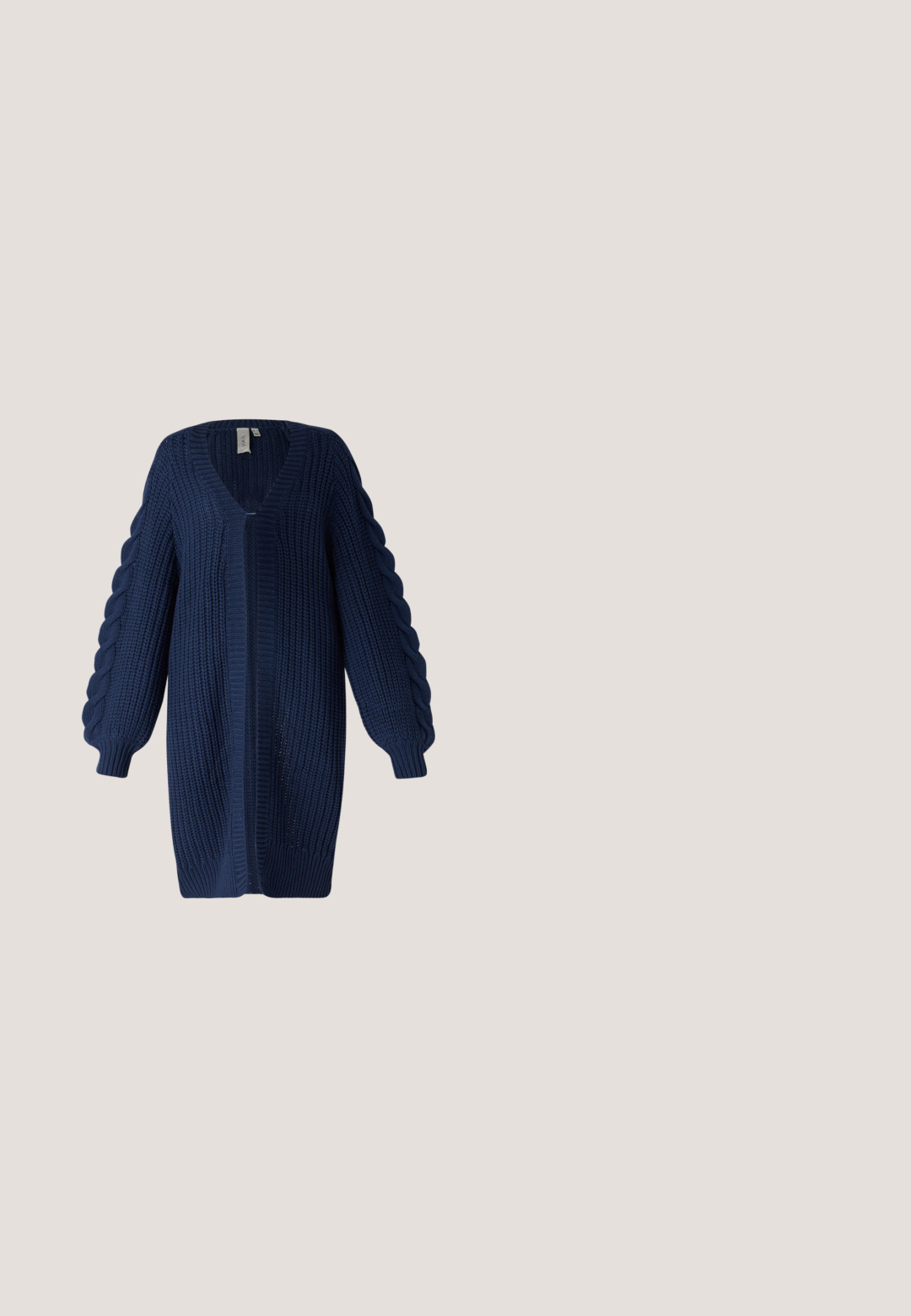 YAS YASSANNE LS KNIT CARDIGAN - Vest - navy blazer; Witte blouse met lange mouwen, knopen aan de voorkant, puntige kraag en verticale ruches langs het knooplijstje en de schouders.; Bruine geplooide midirok met een gladde tailleband, gemaakt van namaakleer, plat weergegeven op een witte achtergrond.; Donkerbruine leren loafer met dikke geribbelde zool en lage blokhak, instapmodel met gestikte naden en band over de wreef.; Vierkante sjaal met blauwe rand, crèmekleurige achtergrond en een meerkleurig patroon van kleine stippen dat een symmetrisch bloemmotief in het midden vormt.; Kastanjebruine leren handtas met een gestructureerd ontwerp, ronde handgrepen, zilverkleurige hardware, magnetische sluiting en een afneembare schouderriem.