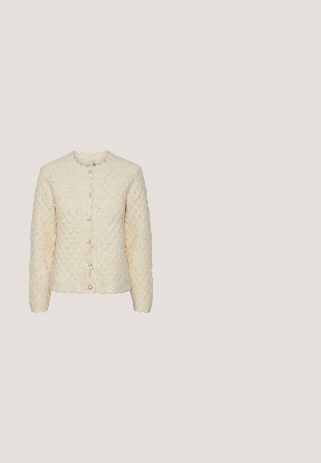 Langærmet, cremet cardigan med et tekstureret diamantmønster, bølget krave og fem dekorative perleknapper ned ad fronten.; Flødefarvet kortærmet ribbet skjorte med tynde horisontale brune striber og rund halsudskæring.; Gule bukser med vide ben med broderede blomsterudskæringsmønstre og snøre i taljen foran.; Høje sneakers lavet af gul lærred, med et mønster af små røde jordbær, hvide snørebånd og en hvid sål med sorte striber.; Flettet beige håndtaske med en tekstureret overflade og afrundede håndtag, ledsaget af en glat pung med lynlås i en matchende nuance.; Øreringe i guldfarvet metal med snoet design, der har teksturerede bladlignende detaljer og en rund form.
