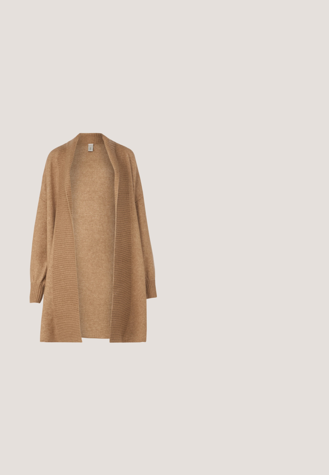 YAS YASJUVA LONG CARDIGAN - Ζακέτα - tigers eye; Μπεζ μακριμάνικο ριμπ τζέρσεϊ τοπ με ψηλό γιακά, τοποθετημένο επίπεδα σε ανοιχτό φόντο.; Μπεζ παντελόνι με φαρδιά πόδια, φτιαγμένο από μαλακό ύφασμα, με ελαστική μέση που διαθέτει κορδόνι και πλαϊνές σχισμές στο στρίφωμα.; Καφέ σουέτ παπούτσια χωρίς κορδόνια με επένδυση από γούνα, συνδυασμένα με ανοιχτό μπλε τζιν ίσιες γραμμές και λευκές κάλτσες, σε ουδέτερο φόντο.; Καφέ σουέντ τσάντα ώμου με έναν ιμάντα και κλείσιμο με φερμουάρ στην κορυφή, παρουσιάζεται μπροστά σε απλό λευκό φόντο.; Λεπτό χρυσό κολιέ με ρυθμιζόμενη αλυσίδα και λαμπερό, ανοιχτό μενταγιόν σε σχήμα καρδιάς.