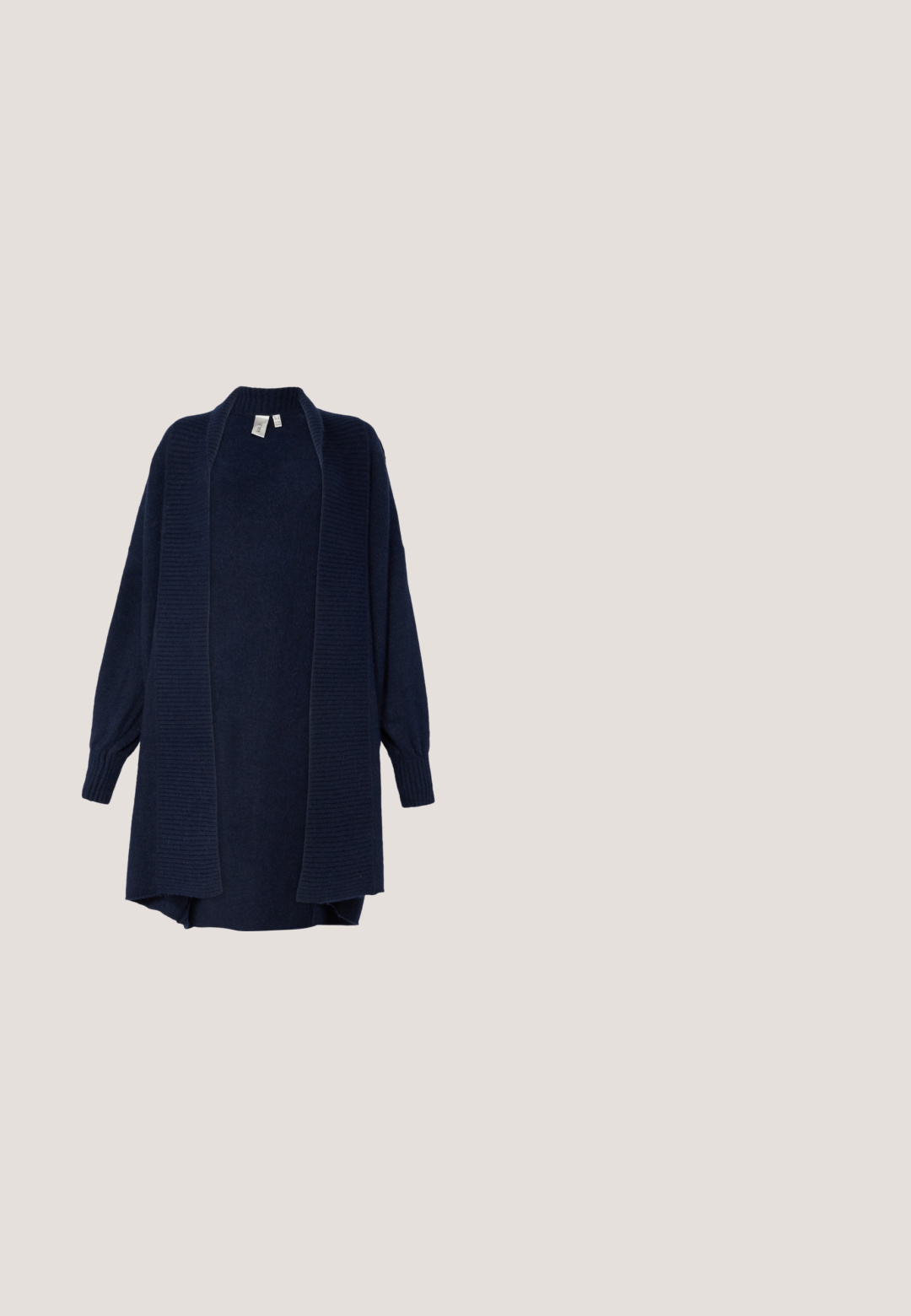 YAS YASJUVA LONG CARDIGAN - Kardigan - navy blazer; Tumesinine pikakäistega T-särk, mis on valmistatud pehmest puuvillast. Omab ümmargust kaelust, keha lähedast lõiget ja soonikut. Lihtne ja ühtlane värvidesign.; Tumesinist kohandatud püksid, millel on lame eesmine osa, kaks voldikut, tavaline vöökoht ja kitsenevad sääred. Valmistatud siledast kangast, millel on kerge läige.; Mustad nahast mokassiinid, millel on sile tekstuur, tikitud disain ja madal konts, eksponeeritud puidust pinnal taustal taimestikuga.; Must nahast käekott, millel on üks lai õlarihm ja kõigest nähtav Calvin Kleini logo koti alumises keskel.; Hõbedased langenud kõrvarõngad, millel on siledad, ümmargused, peegeldavad pinnad, mis ripuvad klamberkinnituselt. Taust on lihtne valge.