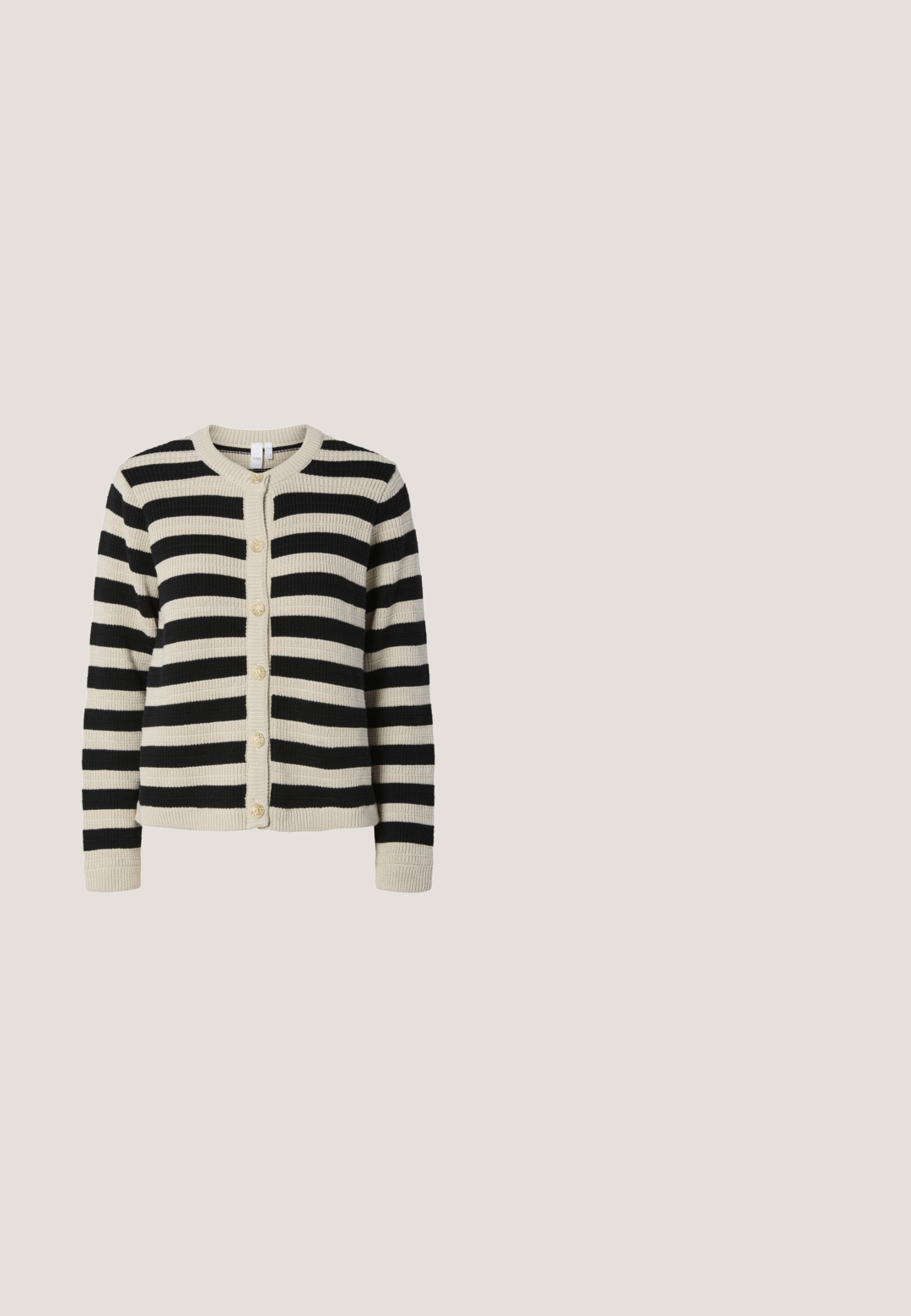 Gilet rayé en beige et noir, avec une texture côtelée, un col rond et cinq boutons décoratifs dorés à l'avant.; Top sans manches noir en texture côtelée, présentant un décolleté et un ourlet festonnés, avec des coutures visibles pour un détail supplémentaire.; Pantalon en jean bleu foncé à jambes larges, taille élastique et détails de couture jaune visibles.; Baskets blanches en cuir avec des accents en daim beige, boîte à orteils perforée, lacets plats et semelle texturée crème. Présente un logo discret au talon.; Sac à main en cuir souple couleur crème avec poignée supérieure roulée, bandoulière ajustable et corps froncé.; Boucles d'oreilles en or avec une finition polie, présentant un design à crochet. Chaque boucle d'oreille affiche une forme de fleur détaillée et en trois dimensions.