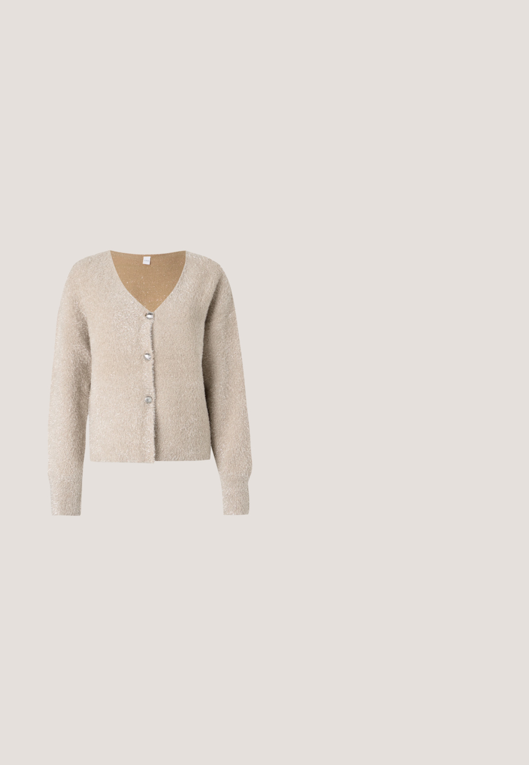 Beige, fluffy cardigan met een V-hals, drie zilveren knopen aan de voorkant en lange mouwen. Zachte textuur met een subtiele glans.; Witte jurk met korte mouwen, V-hals, oogjesborduursel, geschulpte zoom en geplooide lagen.; Bruine leren boot schoen met veters, stiksel details en Timberland-logo aan de zijkant, weergegeven op een witte achtergrond.; Ovale zwarte bril met heldere lenzen, met een gladde afwerking en brede pootjes. De lenzen hebben een subtiele paarse tint. Logo aan de zijkant.; Kleine geweven beige handtas met afgeronde vorm en goudkleurige ronde studs die het oppervlak gelijkmatig bedekken, voorzien van een uitsnede als handvat.; Bruine leren riem met gouden afgeronde gesp, opgerold en liggend op een witte ondergrond.