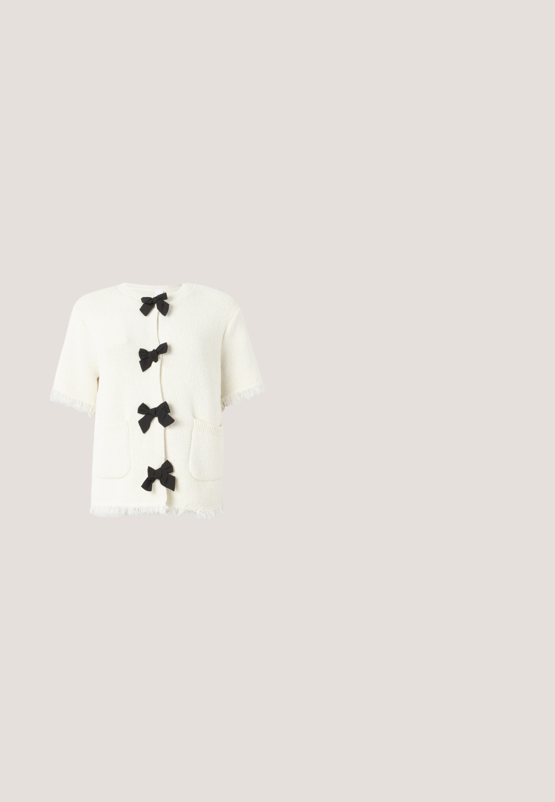Suéter crema de manga corta con un tejido texturizado, que presenta cuatro cierres de lazo negros, dos bolsillos frontales y detalles de flecos en el dobladillo.; Camiseta de algodón blanca de manga corta con un diseño de mariposa azul hecho de pequeños strass en el pecho. Escote redondo.; Falda maxi amarilla de encaje con un patrón ondulado, que cuenta con una cinturilla lisa y una textura suave y translúcida. Diseñada para una silueta ligera y fluida.; Sandal de tacón stiletto negro de cuero con punta afilada, correa lateral con hebilla, tachuelas a lo largo del borde y cordones decorativos en la parte delantera.; Pequeño bolso negro brillante con dos asas largas y detalles de cordón lateral sobre un fondo claro liso.; Pendientes en forma de estrella plateada con una superficie pulida y brillante. Cada pendiente presenta cinco puntas y sutiles detalles de textura en la superficie.