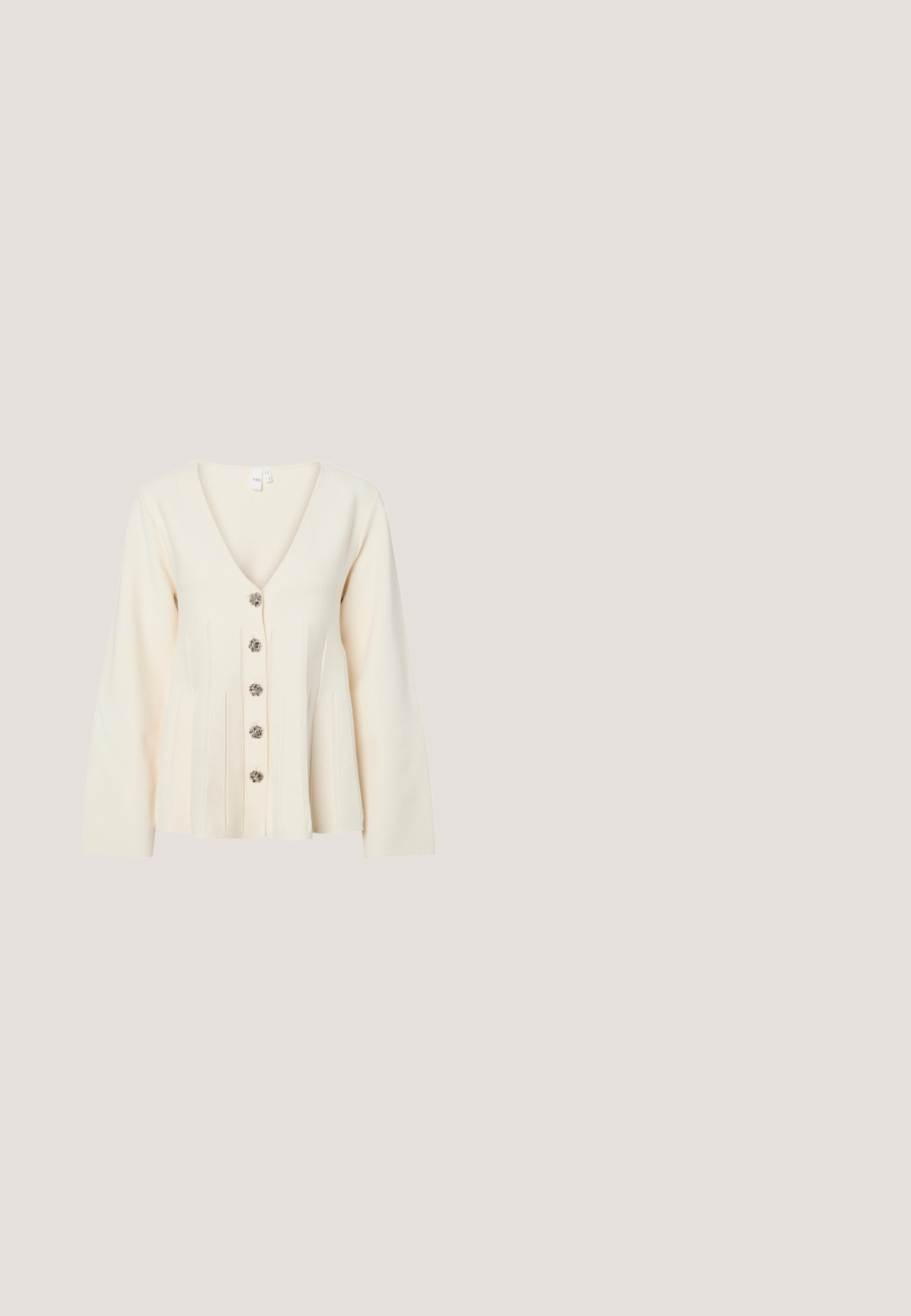 Beige pitkähihaine cardigan, jossa on V-pääntie, viisi koristeellista nappia ja pleatattuja etuosan yksityiskohtia. Pehmeä neulottu kangas.; Denim crop-top, jonka vaaleansininen pesu, varustettu vetoketjusuljennolla, rypytetty takapuoli ja leveät hihnat. Yksityiskohtiin kuuluu ompelu ja lievää kulutusta.; Venyhousut keskitummassa sinisessä denimissä, joissa on korkea vyötärö, hillitty kuluminen, viisi taskua ja näkyvät tikkausdetaljit.; Valkoiset platofornin lenkkarit, joissa on nahkainen päällinen, pyöreä kärki ja nauhakäyttö. Omistaa sivurei'itykset ja hienovaraisen brändäyksen kantapäässä.; Kermanvärinen suorakaiteen muotoinen olkalaukku, jossa pitkät hihnat, "tommy jeans" -logo hopeanvärisenä etuosassa ja vetoketjuun kiinnitetty roikkuva nimilappu.; Kultakultaiset renkaat, joissa on sileä ja kiiltävä pinta. Pyöreä, pitkänomainen muoto tuo modernia eleganssia. Mittoja ei ole määritelty.