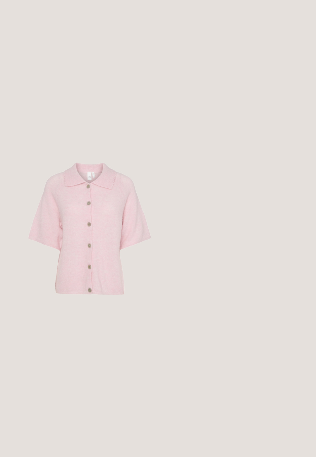 Cardigan rose pâle à manches courtes avec col festonné et six boutons gris sur le devant.; Débardeur côtelé rose clair avec un col rond, conçu sans manches et d'une coupe ajustée, fabriqué en tissu de coton extensible.; Pantalon large bleu clair taille haute, bouton sur le devant et ceinture en tissu nouée en un nœud.; Mocassin en daim rose clair avec couture moc toe, une lanière décorative et une semelle plate en caoutchouc marron clair.; Petit sac à main bleu clair Kate Spade avec double anse et bandoulière amovible sur fond blanc.; Boucles d'oreilles dorées présentent un design en forme de nœud avec une perle blanche suspendue. Les perles ont une forme en goutte d'eau et une surface lisse.