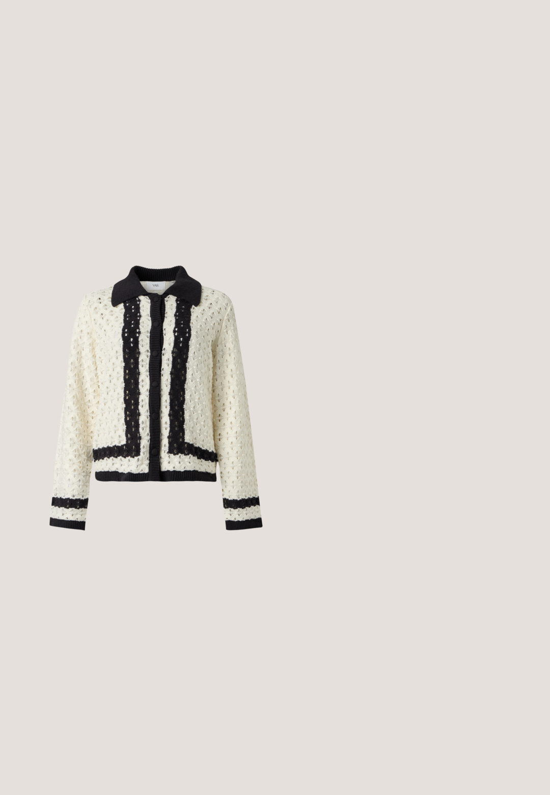 Cárdigan blanco de punto con mangas largas, cuello negro, cierre de botones y detalles en negro en las mangas, parte delantera y dobladillo.; Camiseta blanca de manga corta hecha de algodón. Presenta un cuello redondeado, un corte relajado y una textura suave sin patrones ni acentos.; Jeans acampanados de mezclilla en azul oscuro, con cintura alta, dos bolsillos delanteros y costuras contrastantes a lo largo de las uniones.; Bailarinas de cuero burdeos con punta redonda, correa para el tobillo y un detalle decorativo de borlas en la parte frontal. Suela plana y diseño sencillo.; Bolso de mano de cuero tejido color granate con asa curva, ribete blanco, cremallera plateada y correa desmontable de tela ancha para el hombro sobre fondo liso.; Even&Odd by Zalando Pendientes - red