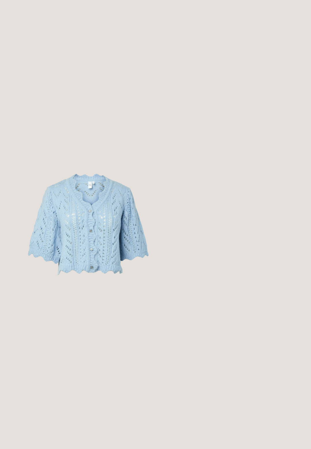 Lichtblauwe gebreide korte mouw cardigan met knopen, gegolfde randen en een textuurpatroon op een witte achtergrond.; Lichtblauw gebreid poloshirt met korte mouwen, kabelpatroon, geribde zoom, knoopsluiting, puntige kraag en een subtiel geborduurd logo op de borst.; Blauwe wijde broek met een elastische tailleband en een ruitpatroon van opengewerkt kant overal.; Blauwe mesh- en suède sneaker met gele Nike swoosh, witte veters en lichtbruine zool; klassiek sportief ontwerp.; Lichtblauwe gewatteerde stoffen tas met twee handvatten en een lange schouderriem, met "BIMBA Y LOLA" in bruin geborduurd aan de voorkant.; Delicate ketting met kleine blauwe en gouden kralen en een gouden hanger met het woord "abuela" met een hartdetail, en een verstelbare kettensluiting.