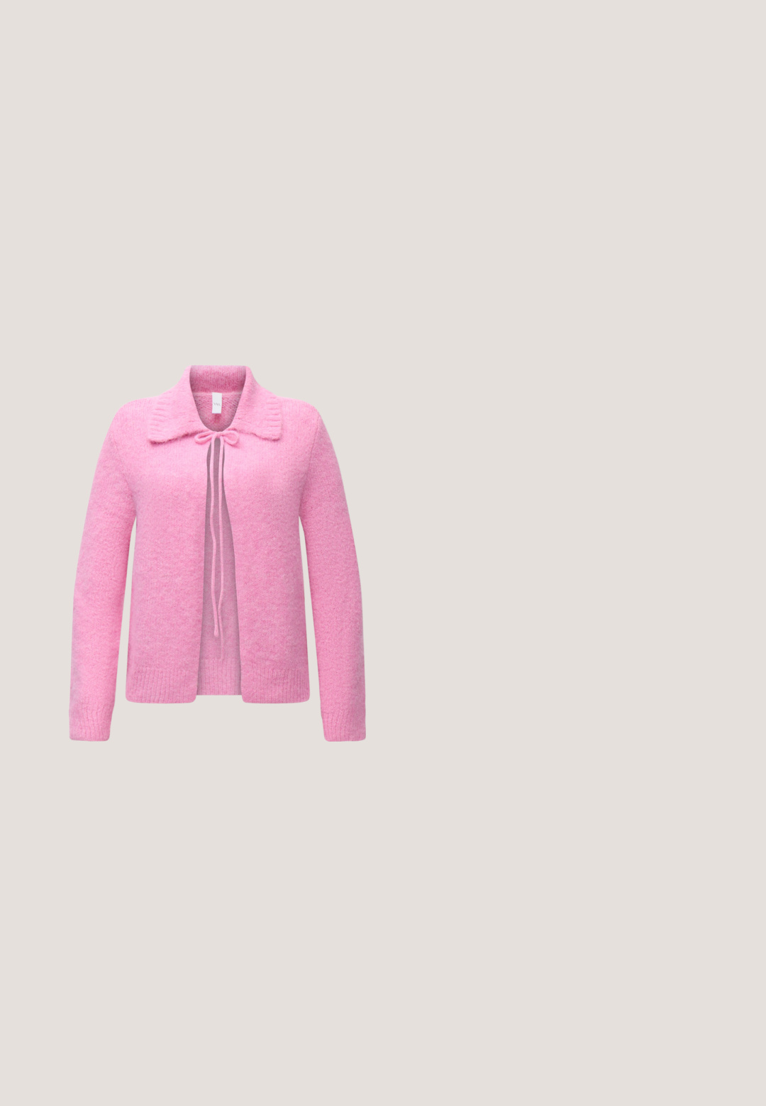 Cardigan tricoté rose doux avec manches longues, col large et fermeture à nouer sur le devant, présenté sur un fond clair uni.; Crop top en dentelle rose clair avec des bretelles volantées, un décolleté en V et un petit nœud au centre devant.; Mini-jupe blanche en maille avec motif torsadé et taille élastique sur fond uni.; Chaussure à talons hauts rose pâle avec une pointe aiguisée, petit nœud décoratif à l'avant et un talon carré de 5 cm. Matériau lisse et brillant.; Petit sac bandoulière rose pastel avec sangle réglable et détail nœud à l'avant avec extrémités dorées sur un fond uni.; Bracelet de perles orné de trois charms en forme de cœur en or avec des pierres précieuses roses. Le design comprend des perles rondes lisses et une chaîne en or délicate.