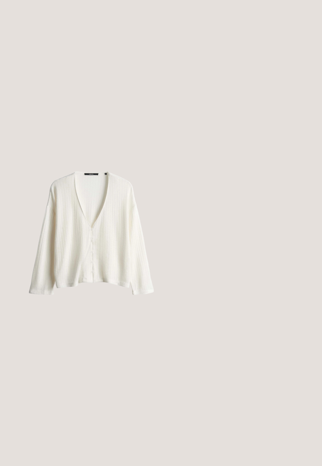 Witte, geribbelde v-hals cardigan met lange mouwen en een knoopsluiting. Zachte textuur en een relaxte pasvorm, met zijsplitten aan de zoom.; Lichtblauwe gebreide trui met korte mouwen en een ronde halslijn. Heeft een textuurontwerp met een losse pasvorm en een geribbelde zoom.; Lichtgrijze broek met wijde pijpen, elastische tailleband, knopen aan de voorkant en een gestrikte trekkoord in de taille.; Gebreide pantoffels in blauw en geel met een patroon, grijze namaakbontbies en grijze rubberen zolen. Zachte textuur met een comfortabel ontwerp.; Translucente beige zonnebril met donkere lenzen, rechthoekige vorm en merknaam op de poot. Glad oppervlak met afgeronde randen.; Beige leren schoudertas met goudkleurige sluiting, afneembare verstelbare stoffen riem en gebogen bovenhandvat.