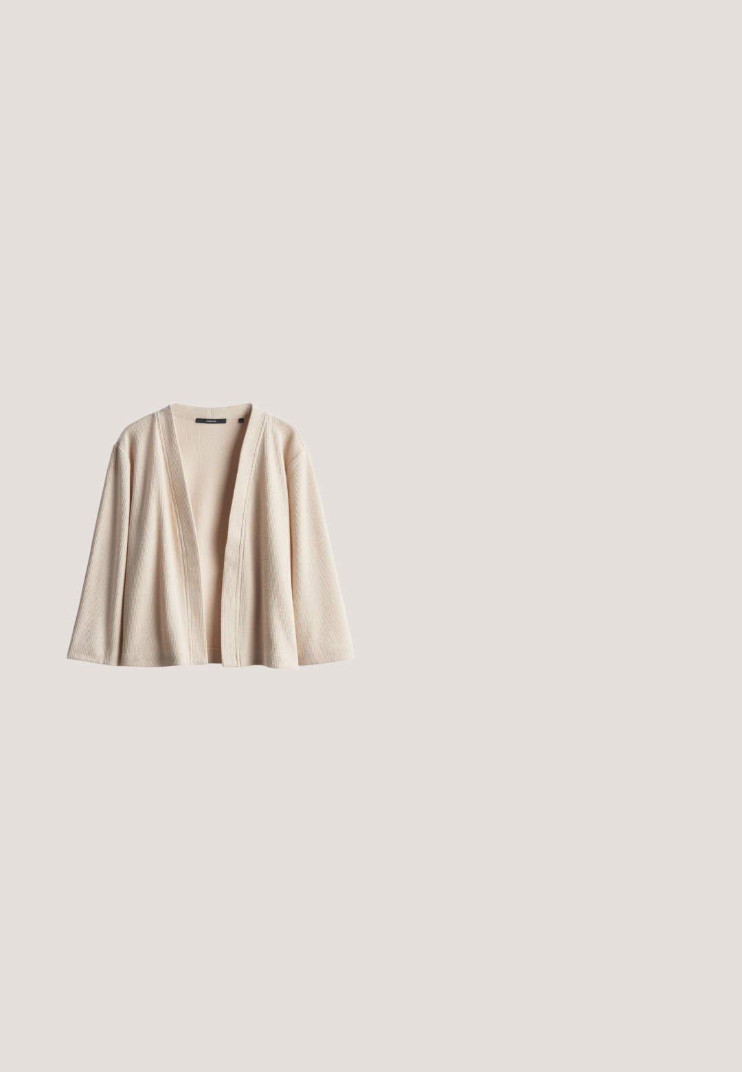 Beige gebreide cardigan met een open voorkant, brede mouwen en ribbeltextuur. Geen sluitingen; de relaxte pasvorm creëert een vloeiende silhouet.; Zwart geribd tanktopje met een ronde halslijn, brede schouderbanden en een aangesloten ontwerp. Label aan de achterkant met de tekst "Marc O'Polo."; Zwarte wijde broek van soepel stof, met plooien aan de voorkant, een aansluitende tailleband en zonder zichtbare patronen of accenten.; Zwarte suède enkellaars met een scherpe neus en elastische zijkanten, voorzien van een lage blokhak en een klein aantrektrapje aan de achterkant.; Bruine suede totebag met twee donkere leren schouderbanden. Zachte textuur, ronde bovenkant en een ruime binnenkant. Geen zichtbare hardware of versieringen.; Zilveren oorbel met een gepolijste afwerking, met kleine gouden accentdetails en een ronde vorm, gedragen op de oorlel.