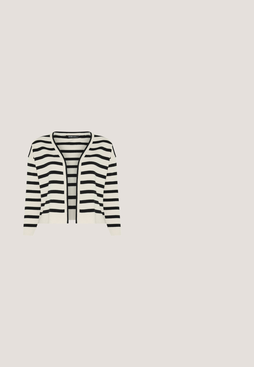 Weißer Cardigan mit schwarzen horizontalen Streifen und einem offenen Vorderteil, lange Ärmel mit lockerer Passform.; Weißes T-Shirt mit kurzen Ärmeln, rundem Ausschnitt und kleinen perlenähnlichen Verzierungen über Vorderseite und Ärmeln verteilt.; Blaue Skinny Jeans aus Denim mit hoher Taille, fünf Taschen und einem Reißverschluss. Der Stoff hat eine leicht ausgewaschene Textur mit kontrastierenden Nähten.; Weißer Sneaker mit strukturiertem Gummisohlenprofil, verziert mit einem goldenen Herzmuster und einem metallisch goldenen Akzent an der Ferse. Schnürdesign.; Beiger Leder-Umhängetasche mit einer Klappe und einem silberfarbenen Verschluss, ausgestattet mit einem abnehmbaren Träger und einer strukturierten Oberfläche.; Goldfarbene, kreisförmige Ohrringe mit drei ineinandergreifenden Schlaufen und einer strukturierten Oberfläche. Das leichte Design fördert Flexibilität und Bewegung.