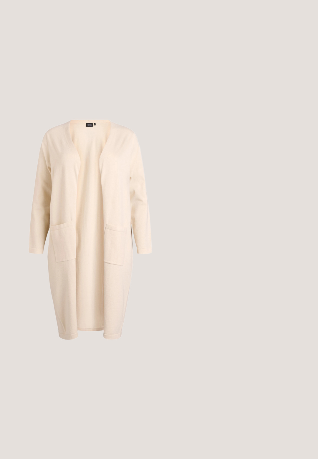 Beige cardigan lavet af blødt stof med V-hals, åben front, lange ærmer og to forlommer. Minimalistisk design uden lukninger.; Brun t-shirt med en kat iført solbriller og teksten "Cattitude" over og "Consistency always wins" under katten.; Blå denim capri-bukser med en tætsiddende design, to forlommer og en opsmøget kant. Stoffet har en glat tekstur med let lysning.; Beige ruskinds sneakers med sorte detaljer, rund tå, hvide snørebånd og en tykk gummisål. Har et bølget designelement på siden.; Mørkebrun ruskind skuldertaske med justerbar rem og frontlynlås-lomme, stående mod en ensfarvet lys baggrund.; Perlekæde med vedhæng i guldfarvet hjerte. Har en guldkæde-forlængelse og en lås med hummerlås for justerbar længde.