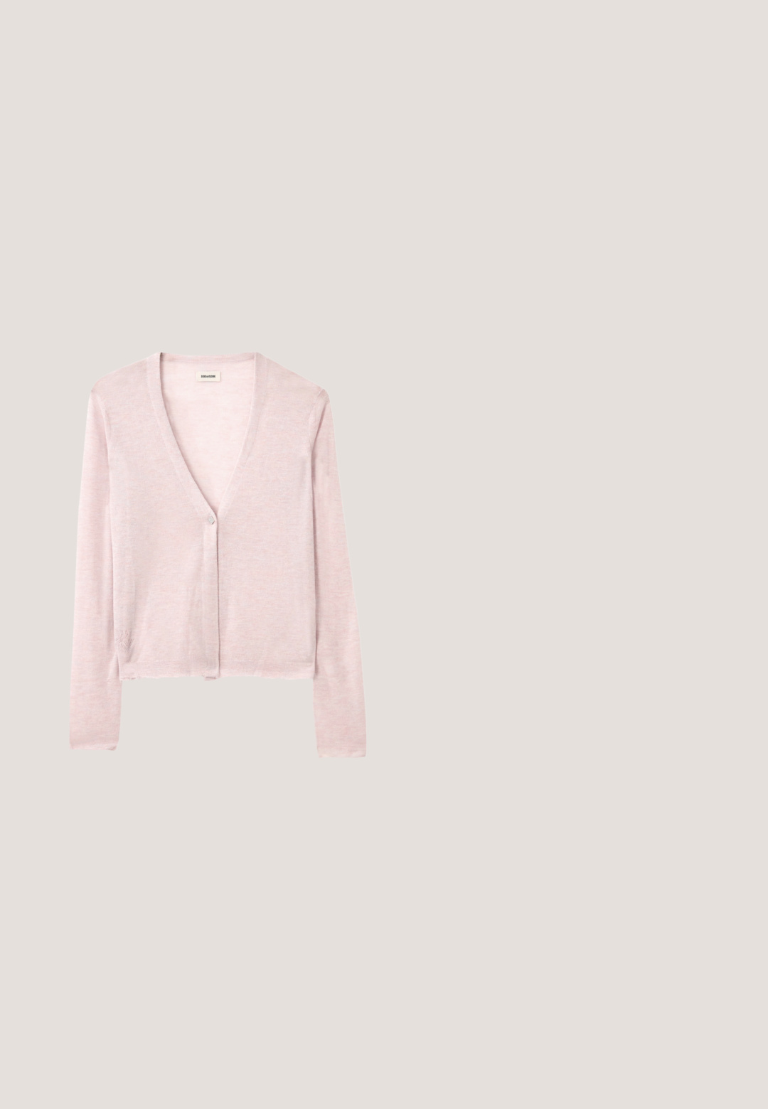 Cardigan rose clair, design court, manches longues, décolleté en V, fermeture à un bouton, texture douce, motif de tricot subtil et détails à ourlet brut.; Polo shirt rouge à côtes avec une patte de boutonnage à trois boutons et des manches courtes. Il présente un petit logo sur la poitrine et un col classique.; Pantalon gris clair à jambes larges avec taille élastique et plis subtils, présenté à plat sur un fond blanc.; Ballerines en cuir verni bordeaux de type Mary Jane avec un bout pointu, un talon plat et une sangle décorative avec une boucle circulaire.; Sac en bandoulière en cuir bordeaux avec une surface texturée, des accents en métal argenté, une bandoulière ajustable et une fermeture à rabat magnétique.; Une paire de boucles d'oreilles créoles en argent poli, chacune ornée d'un charme en forme de boule ronde en argent suspendu en bas.