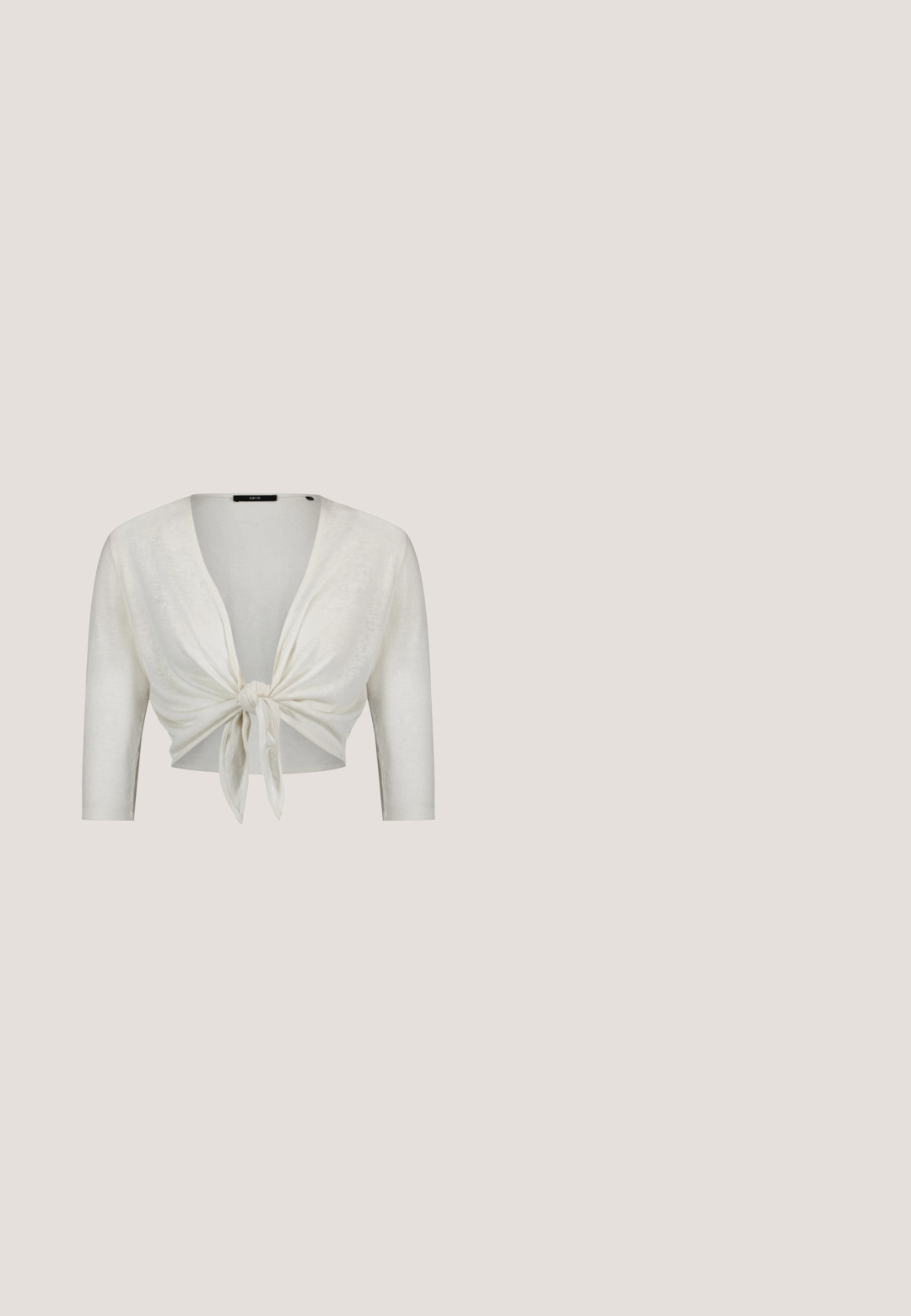 Hvid cropped cardigan med trekvartlange ærmer, bundet i en knude foran, lavet af letstrikket stof.; Strikket kjole i creme, med V-hals, ribbet overdel og flared nederdel med bølget kant og hulmønster over det hele.; Sort laklæderballetsko med spids tå, to justerbare remme med spænder og en flad sål. Glat tekstur med en blank finish.; Sort læderhåndtaske med struktureret form, udstyret med en øverste hank og en guldtonet kæderem. Dekorative guldhardware med logodetalje.; Hvid fascinatorhat med sort kant, sort sløjfe og tilhørende hvidt net på en pandebånd.; Hvid naglebælte med sølvfarvet spænde, der har blomsterindlægninger, pyntet med flere rhinsten langs remmen for ekstra detalje.