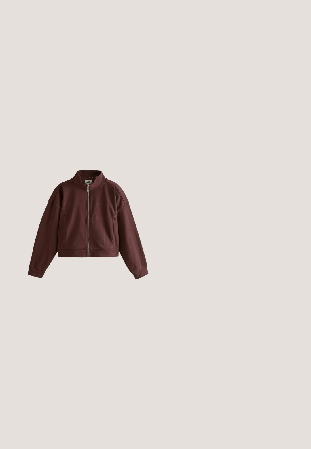 Chaqueta corta de color marrón oscuro con mangas largas, cuello alto y cierre frontal con cremallera.; Chaqueta de forro polar con estampado de leopardo marrón y crema, cremallera frontal, cuello alto y mangas largas.; Camiseta de manga larga en color rosa polvoriento, hecha de algodón suave, con un sencillo cuello redondo y una textura lisa. La etiqueta dice "NEXT."; Pantalones de pierna ancha en un tono púrpura profundo, con cinturilla elástica, textura suave y brillo sutil. Sin bolsillos ni adornos visibles.; Zapatilla baja en burdeos y rosa con cordones crema y suela de goma, con materiales mixtos de cuero y ante.; Bolso tote grande con rayas chevron burdeos y rosa claro y asas largas, hecho de cuero mixto liso y texturizado.