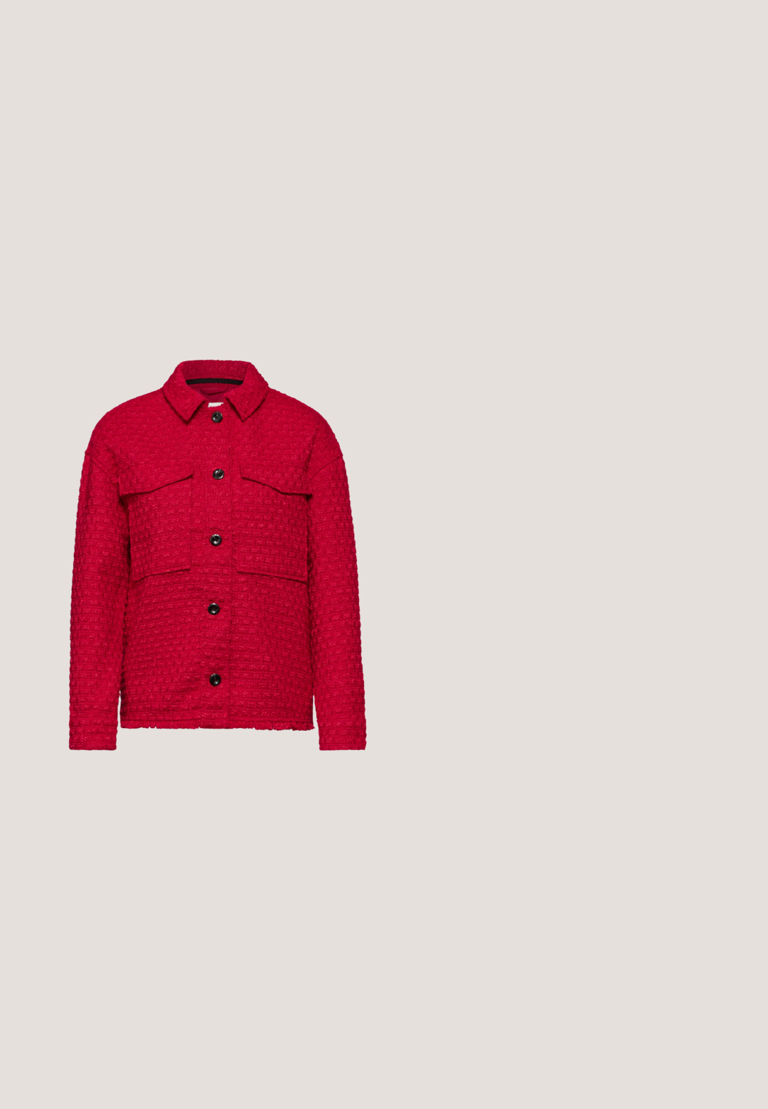 Rode textuur jacket met een kraag, twee borstzakken en zwarte knopen. Heeft een cropped zoom en een geweven stofpatroon.; Rode longsleeve sweat met een geschulpte kraag en twee knopen op de voorkant.; Gestreept T-shirt met korte mouwen, met afwisselend roze en witte strepen en bruine lijnen. Voorzien van een zakje aan de linkerzijde.; Donkerblauwe denim jeans met wijde pijpen, voorzakken, riemlussen en een knoopsluiting.; Roze en crème suède sneaker met een laag profiel, een gestructureerd oppervlak, decoratieve stiksels en een bruine rubberen zool. Voorzien van klassieke veters.; Zwarte koordketting met drie ongelijk gevormde gouden kralen gelijkmatig verdeeld in het midden, verstelbare knopen bij de uiteinden.