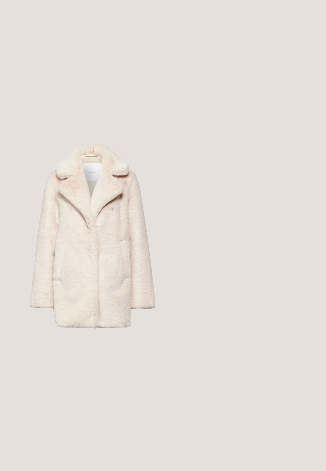 Korte nepbontjas in lichtroze, met een notch-kraag, zijzakken en een zachte textuur. Ontworpen voor een relaxte pasvorm.; s.Oliver Trui - ecru; Beige, wijde broek gemaakt van zacht materiaal. Elastische tailleband en ribgebreide cuffs. Soepele textuur met minimale zichtbare naden.; Beige suède enkellaars met een gestructureerd oppervlak, ronde neus en dikke rubberen zool. Heeft een vetersluiting en gevoerde kraag.; Crème kleurige neplederen schoudertas met een gebogen vorm, verstelbare schouderband en zwart "PRO TEST" logo op de voorkant. Zachte, gestructureerde oppervlakte.; Fijne gouden ketting met een takvormige hanger met kleine uitlopers, sluiting en verstelbaar kettingeind zichtbaar.