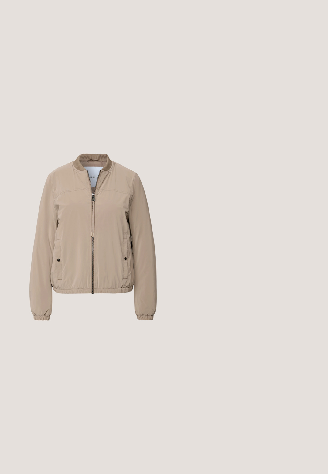 Blouson beige en nylon lisse, avec fermeture éclair à l'avant, col et poignets côtelés, et poches latérales. Design simple et minimaliste.; Polo beige à manches courtes, à coupe décontractée, avec un col à design en V. Fabriqué en tissu doux et texturé.; Pantalons de jogging beiges avec taille à cordon, deux poches avant, jambes fuselées et texture de tissu douce. Design minimaliste sans motifs.; Mocassins en suède beige avec un détail de couture à l'orteil et une surface lisse. Talon plat et forme arrondie. Design minimaliste sans embellissements.; Sac seau en cuir gris texturé avec bandoulière réglable et petite poche avant en forme d'enveloppe avec détails surpiqués.; Bracelet en chaîne argentée avec un pendentif en forme de cœur blanc et un fermoir ajustable sur fond blanc.