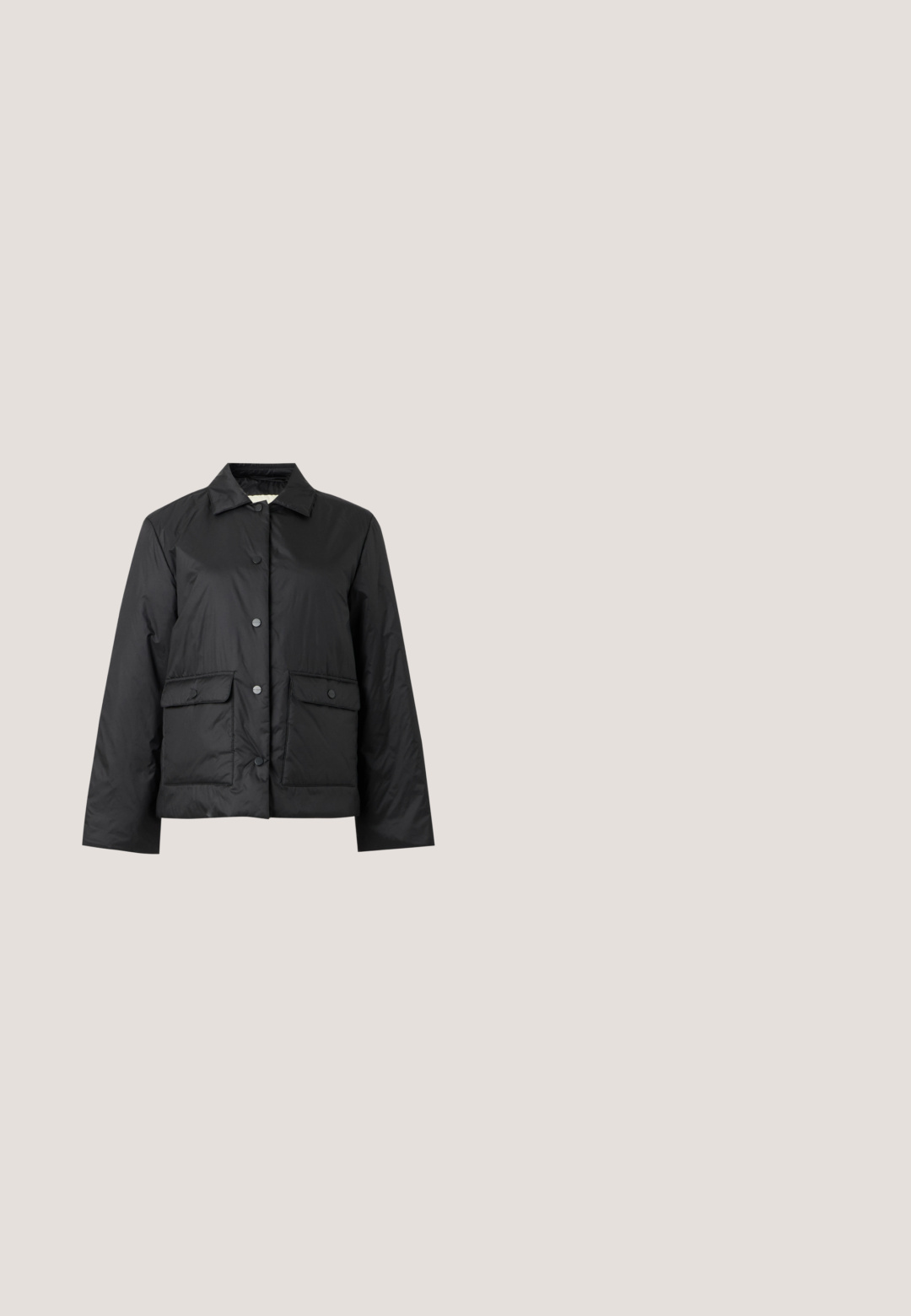 Schwarze Jacke mit Knopfleiste, zwei aufgesetzten Taschen vorne und spitzem Kragen, auf schlichtem hellgrauem Hintergrund dargestellt.; Weißes Baumwoll-T-Shirt mit kurzen Ärmeln, das ein kleines schwarzes Flügel-Design auf der Brust und einen klassischen Rundhalsausschnitt aufweist.; Hellblaue Denimjeans mit geradem Bein, hoher Taille, Eingrifftaschen und ausgewaschenem Look. Mit einem dezent gesteppten Bund fertiggestellt.; Schwarze Wildleder-Pumps mit hohem Absatz und spitzer Zehenform, ausgestattet mit einem glänzenden schwarzen Blockabsatz und einem glatten Innenfutter.; Schwarze rechteckige Michael Kors Handtasche mit doppelten Griffen und einem goldfarbenen MK-Logoanhänger an einem Griff.; Paar kleine, polierte Goldcreolen mit einer leicht unregelmäßigen, abgerundeten Form auf einem schlichten, hellen Hintergrund.