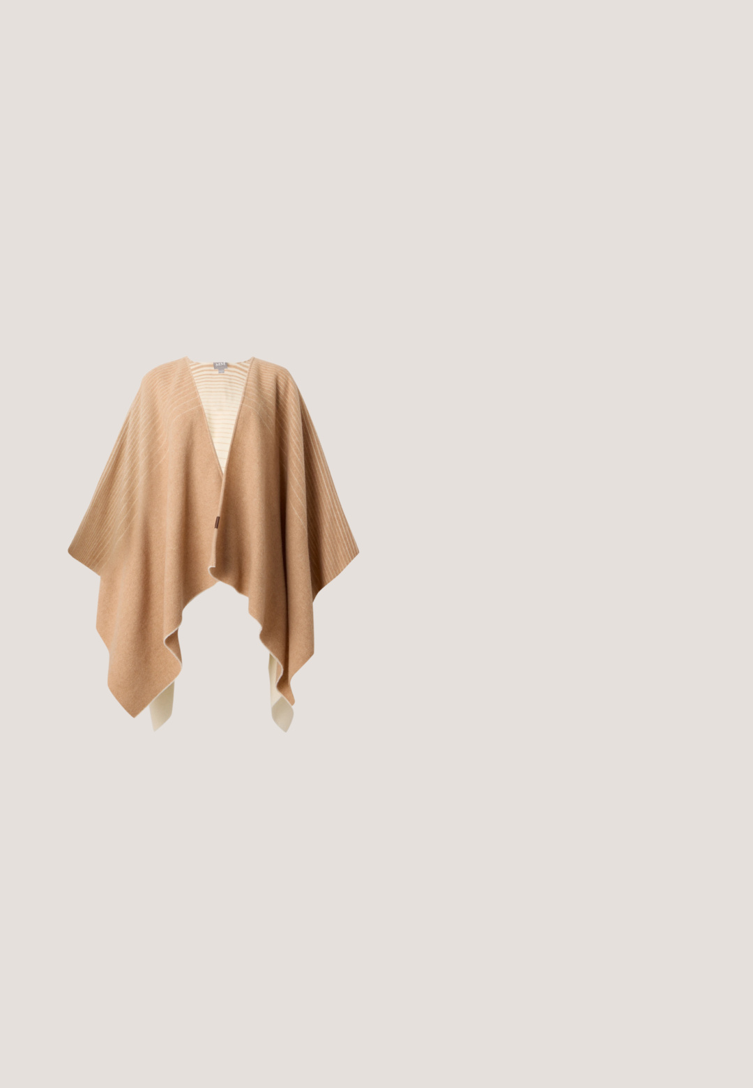 Poncho en mélange de laine beige avec une texture douce, présentant un col en V, un ourlet asymétrique et un motif rayé subtil le long des épaules.; Haut beige sans manches en maille côtelée avec encolure ronde et ourlet évasé, présenté sur un fond blanc.; Pantalon droit sur mesure couleur blanc cassé avec pli avant, ceinture et fermeture avant dissimulée sur un fond uni.; Escarpin beige à bout pointu en matériau synthétique lisse, caractérisé par un petit talon et un design à enfiler avec un détail arrière subtil.; Sac à main en cuir beige à forme structurée, doté d'une poignée supérieure et d'une bandoulière amovible. Quincaillerie dorée et détail du logo embossé.; Boucles d'oreilles à franges en chaîne dorée avec des maillons ovale entrelacés et plusieurs chaînes à curb suspendues sur un fond clair.