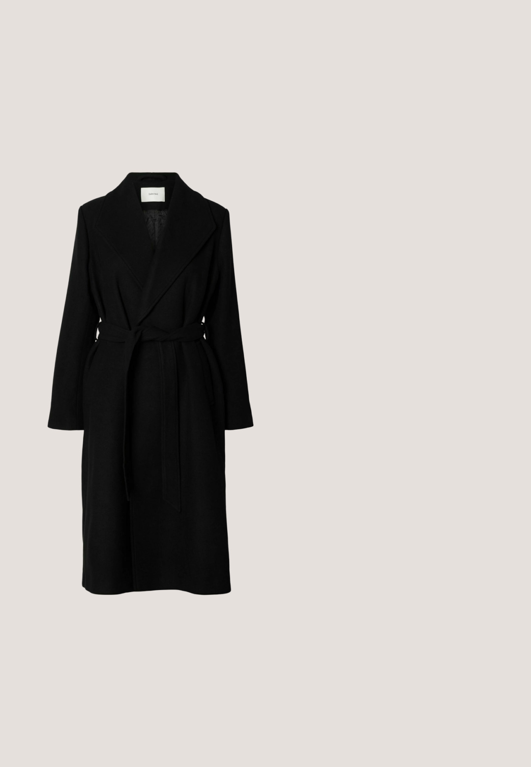 Lang sort slå-om frakke med brede revers og et stofbælte bundet i taljen, vist på en neutral baggrund.; Sort langærmet sweater med rund hals, lavet af blødt strikstof, med ribbet kant og manchetter for et tætsiddende look.; Sorte skræddersyede bukser lavet af et glat materiale, med lige snit, pressefolder, bæltesløjfer og lynlås til lukning.; Sorte læder støvler med høj ankel, firkantet tådesign og sideskilt. Glat tekstur og minimal hardware; sammen med en sort lædernederdel.; Sort læder tote taske med et struktureret design og gul låse-detail. Har to håndtag og vinklede sider, hvilket giver en slank silhuet.; Firkantet sølvur med en hvid urskive, minimalistiske timemarkører og et mesh-armbånd i rustfrit stål. Har en lille krone på siden.