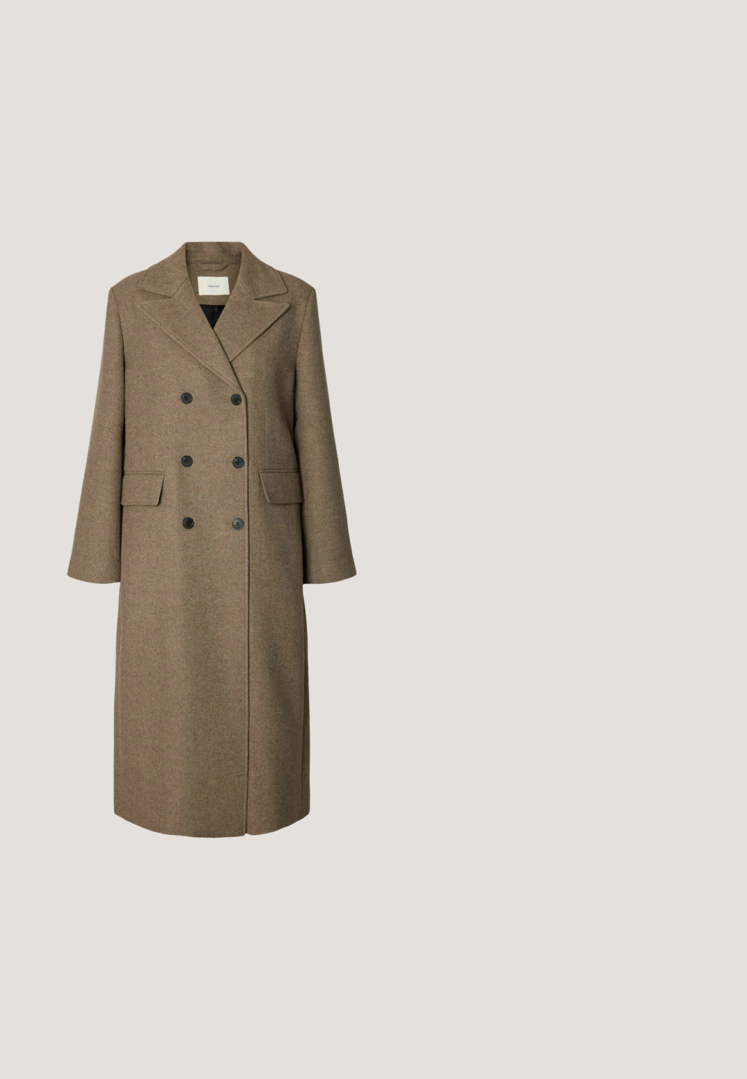 Lange bruine wollen jas met dubbele knopenrij, brede revers en twee voorzakken met klep, weergegeven op een lichtgrijze achtergrond.; Envii FIONA - Trui - beige; Zwarte langetermijn turtleneck. Zachte stof, getailleerd design, hoge kraag en zijnaad. Eenvoudige en veelzijdige stijl die geschikt is voor het laagjes dragen.; Grijze wijde broek van textuurstof, met een hoge taille en verticale plooien, zonder zichtbare zakken of hardware details.; Bruine wollen mix jas met een riem, gedragen over een wit shirt en zwarte broek, gecombineerd met zwarte chelsea boots, tegen een witte achtergrond.; Beige geribde sjaal met een gestructureerd breipatroon, een driehoekig detail in het midden en een klein logo-label aan het ene uiteinde.