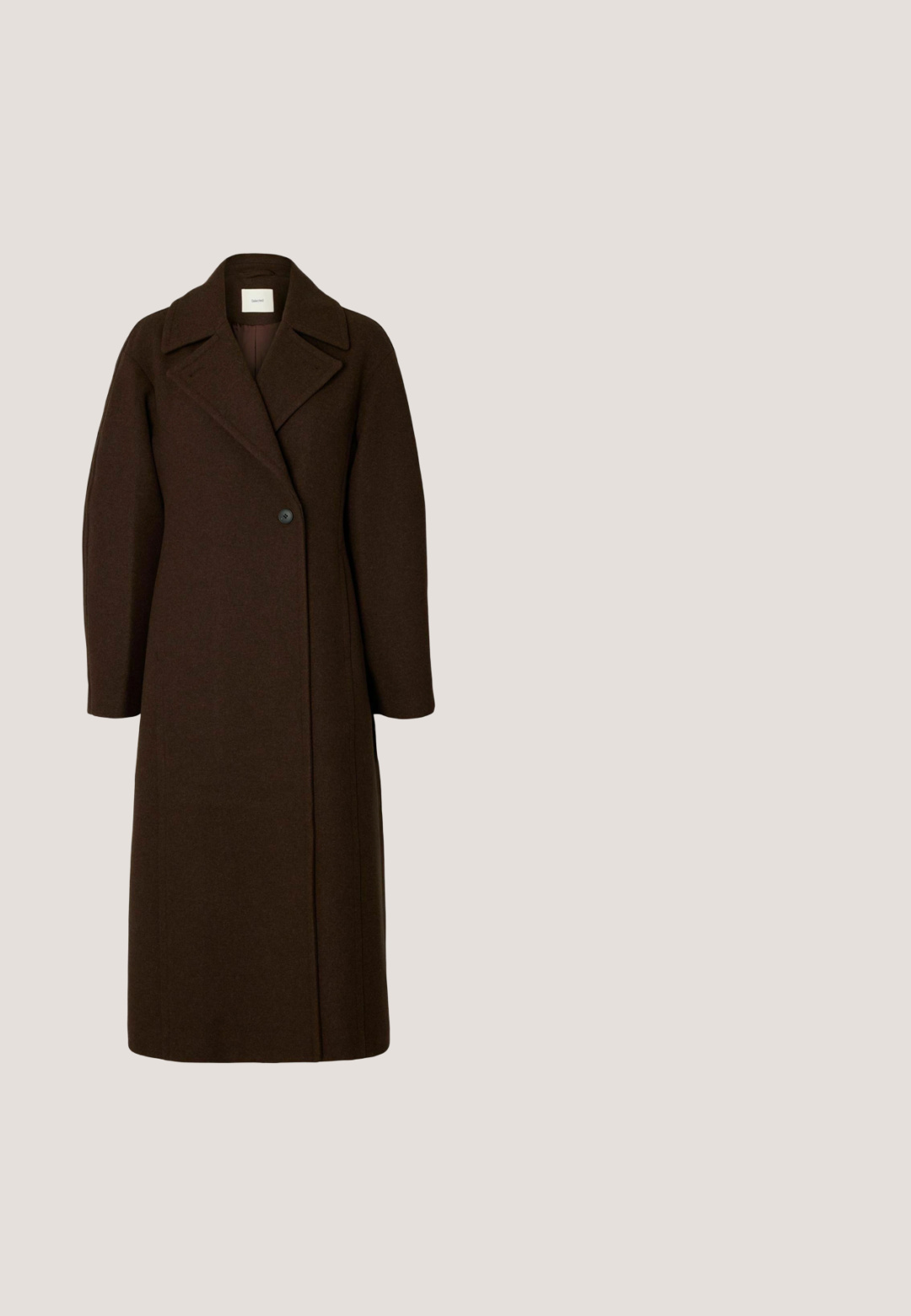 Lang mørkebrun uldfrakke med brede revers og én enkelt sort knaplukning foran, vist på en ensfarvet baggrund.; Brun rullekravesweater lavet af blødt strikmateriale, med ribbet detaljer ved kraven og kanten, en afslappet pasform og lagdelt design.; Grå skræddersyede bukser med et nålestribet mønster, bred ben-design og flad front. Fremstillet af vævet stof med en glat tekstur.; Sorte læderankelstøvler med et elegant design, rundet tå, elastiske sidepaneler og kraftige, teksturerede gummisåler.; Beige uldskærf med frynser i enderne og en lille hvid label tæt på den ene kant, vist fladt på en hvid baggrund.; Brune læderhandsker med fem fingre, der har lodrette stiklister og en samlet håndled for en tætsiddende pasform.