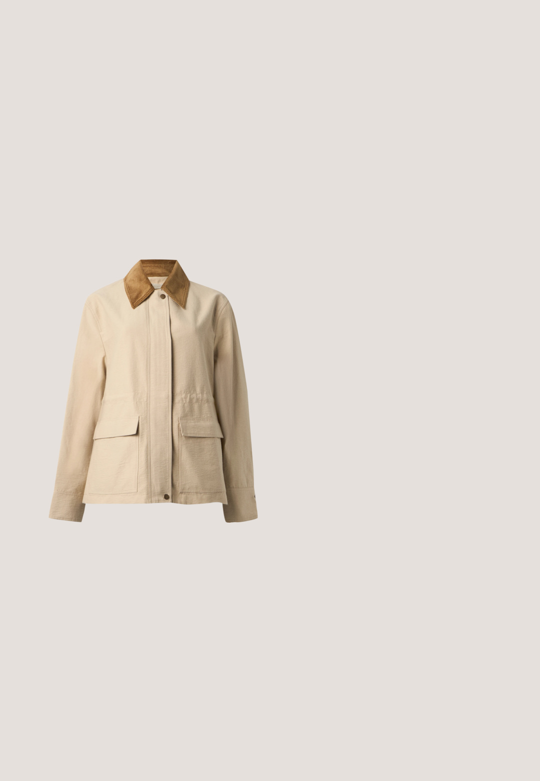 Beige jakke med brun corduroy krave, trykknapper foran, lange ærmer og to store forlommer med klap.; Kortærmet polo med ribstrik, der har en cremefarvet bund med sorte, vandrette striber. Indeholder også tre knapper i guldfarve og en krave.; Hvide, højtaljede bukser med bred ben lavet af denim. Har en knaplukning, to forlommer og sidesømme med syningsdetaljer.; Beige slingback-højhælede sko med spids tå, som har en gylden dekorativ kæde, en lav blokhæl og udskæringsdetaljer på siderne. Glat lædertekstur.; Brun ruskindstaske med justerbar skulderrem og guldknaplås på en ensfarvet lys baggrund.; Guldøreringe med en uregelmæssig rektangulær form, der har en glat tekstur og en subtil glans. Enkel design uden udsmykning.