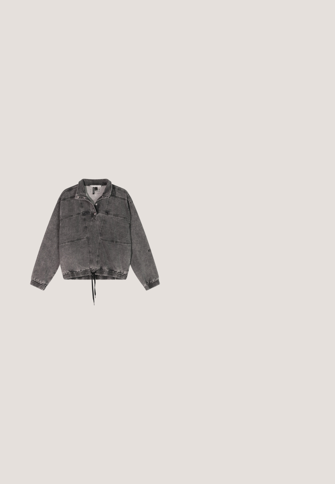 Veste en denim gris avec un design à pull, fermeture zippée mi-longue, ourlet élastique et cordon de serrage. Présente des coutures contrastantes et des manches longues.; T-shirt noir délavé oversize avec col rond et manches courtes, avec un petit patch beige près du bas côté droit.; Shorts en denim noir avec une coupe décontractée, dotés d'une fermeture à bouton et zip, de cinq poches et d'un ourlet brut.; Bata Bottines de cowboy / motard - nero; Petit sac à main en tissu gris foncé avec détails froncés, une bandoulière noire unique attachée, et une bandoulière noire amovible avec une boucle argentée à côté.; Broche transparente présentant un motif floral, réalisée en matériau clair, avec des détails raffinés et une texture lisse.