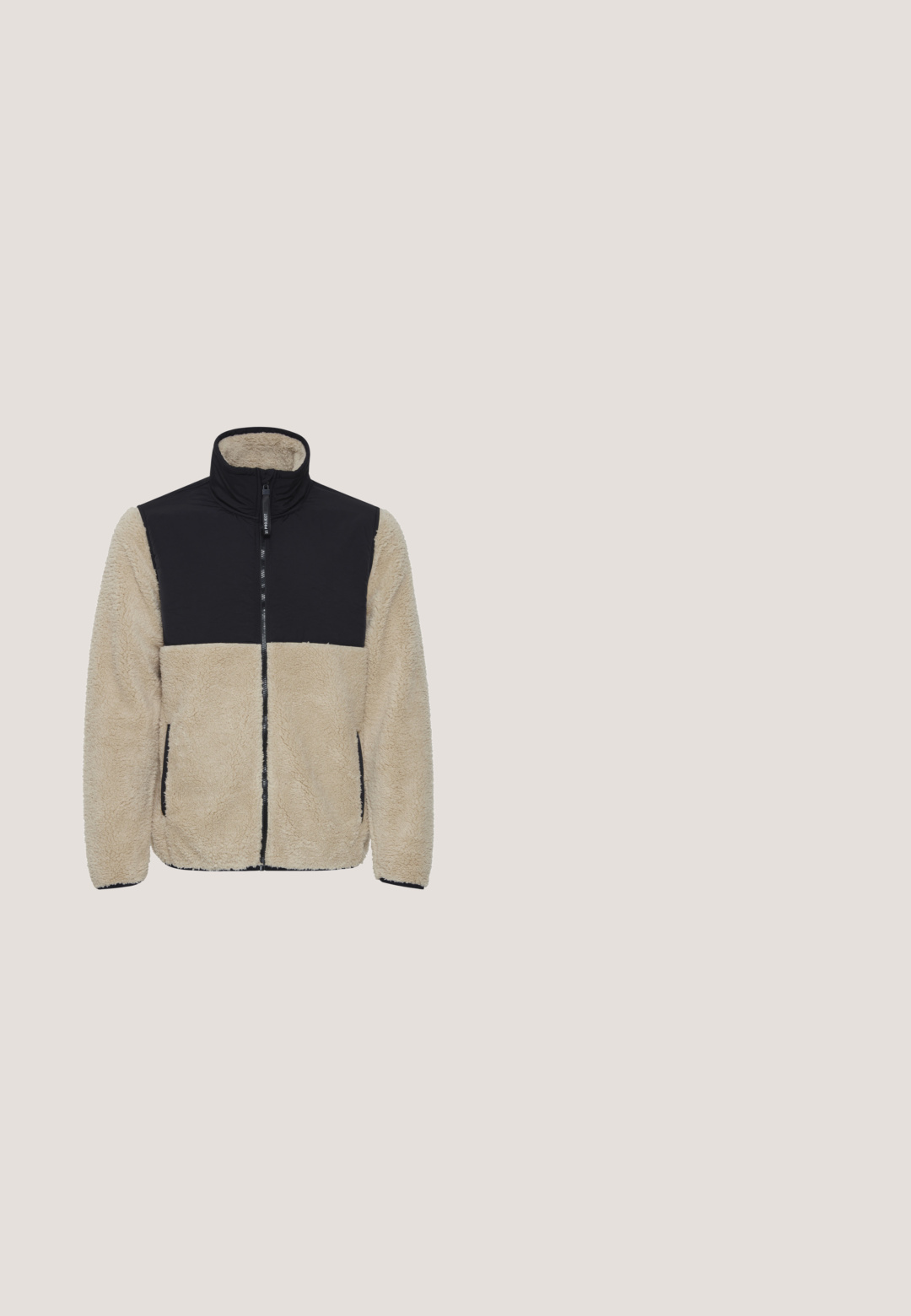 Beež karvane fliisk jacket musta tikandiga ülemise osa, kõrge krae, täispikk esine tõmblukk ja küljetaskud. Tekstuuriga kangastegevused on nähtavad.; Oliiviroheline pusa, mis on valmistatud siledast puuvillasegust, millel on ümara kaelusega, soonikutega varrukasuited ja sirge serv peente õmblusdetailidega.; Helehall pika varrukaga ümarseljaga särk, millel rindmel on musta värviga trükitud "BLEND CPH" ja väike tekst, esiküljel lihtne disain.; Olivroheline cargo-püksid, mis on valmistatud kergest kangast. Omab elastset vööd, reguleeritavat paela ning kahte küljetaskut.; Tume roheline spordijalats tekstuuriga pealmise osaga, nööridega kinnitamine ja silmapaistev tallaosa, mis sisaldab kuut nähtavat õhkpadja üksust.; Õliveroheline ristkeha kandekott reguleeritava rihma, tõmbluku sulgemise ja nahast tõmbetabaga, ühtlasel taustal.