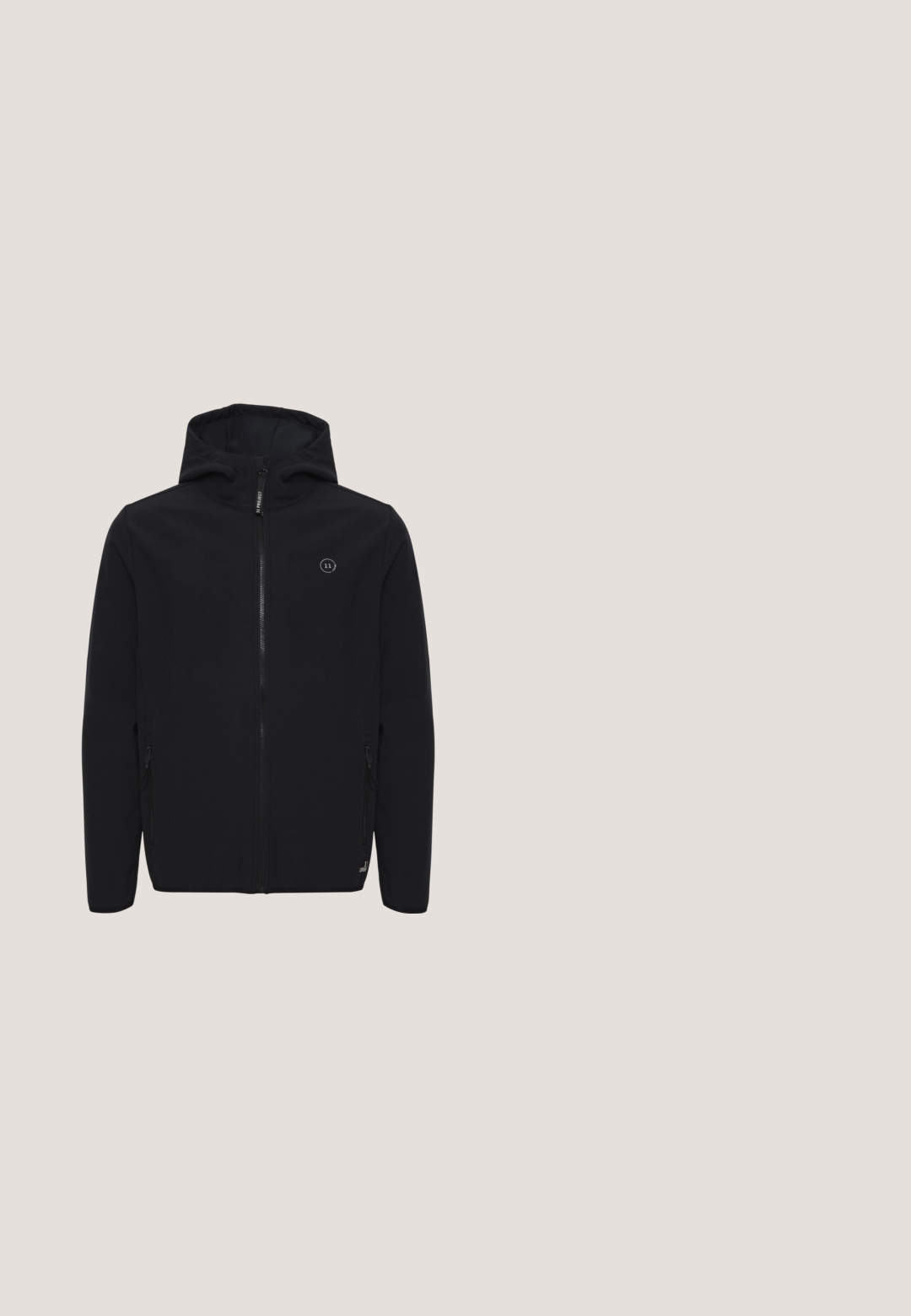Sort softshell jakke med hætte, frontlynlås, to sidelommer og et lille logo på brystet. Glat tekstur, minimalistisk design.; VIRTUS BONDER - Langærmet T-shirt - black; Sorte cargo bukser med en slim-fit design, der har to sidelommer og en baglomme, lavet af slidstærk bomuldsstof.; Sort Calvin Klein sneaker med mesh og solide paneler, snørebånd og trækflig, svævende over en poleret betongulv nær glassten.; Sort stof crossbody tas med justerbar skulderrem, frontklap og lynlåslomme. Udstyret med mærkehardware og en kompakt rektangulær form.; Sort vævet stofbælte med en rektangulær metalspænde. Spændet har en mat overflade med et præget logo i orange.