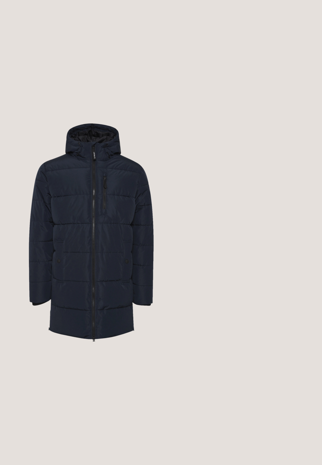 Marineblaue gepolsterte Parka mit Kapuze, ausgestattet mit einem Frontreißverschluss, Druckknopf-Taschen und horizontalem Steppmuster. Glatte Textur.; Helles beiges Rollkragensweater mit einem gemusterten Design, das grüne, orange und braune Akzente enthält, einschließlich Rauten und Zickzackstreifen.; Weißes Langarmhemd mit grünem Blumendesign und dem Schriftzug "ARCHIVE of SOLID © 1999" auf der linken Brust.; Hellblaue Jeans aus Denim, mit geradem Bein, fünf Taschen, kontrastierenden Nähten und einem Knopfverschluss am Bund.; Beige Wildleder Stiefeletten mit schwarzem gepolstertem Kragen, brauner Sohle und runder Zehenform. Mit Schnürung und einem Zugband hinten.; Blaue Clutch aus Leder mit Krokodilprägung und Reißverschluss, mit glatter Textur und abgerundeten Ecken.