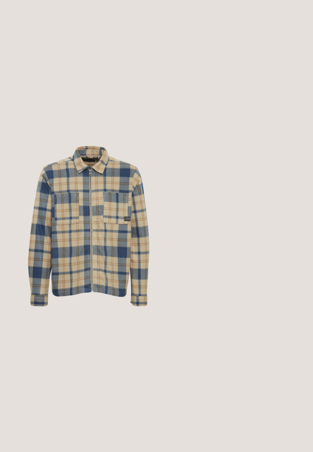 Flannel skjorte i beige og blå tern, med lynlås lukning, to brystlommer og en blød tekstur. Vandrette og lodrette linjer danner et mønster.; Beige zip-up hoodie lavet af blødt stof, med en stor hætte, to frontlommer og ribbede manchetter og kant. Glat tekstur og afslappet pasform.; Ærmeløs beige strikket top med rund hals og et lille sort mærke på den nedre sidesøm.; Mørkegrå fløjlsbukser med elastisk linning og hvid snøre, vist mod en ensfarvet hvid baggrund.; Brun høj-top sneaker med en tekstureret stofoverdel og læderdetaljer. Har en hvid mellemsål, snørebånd og et Kappa-logo på siden.; Sort præget læderbæltetaske med lynlåslomme foran og Lacoste-logo på en ensfarvet baggrund.
