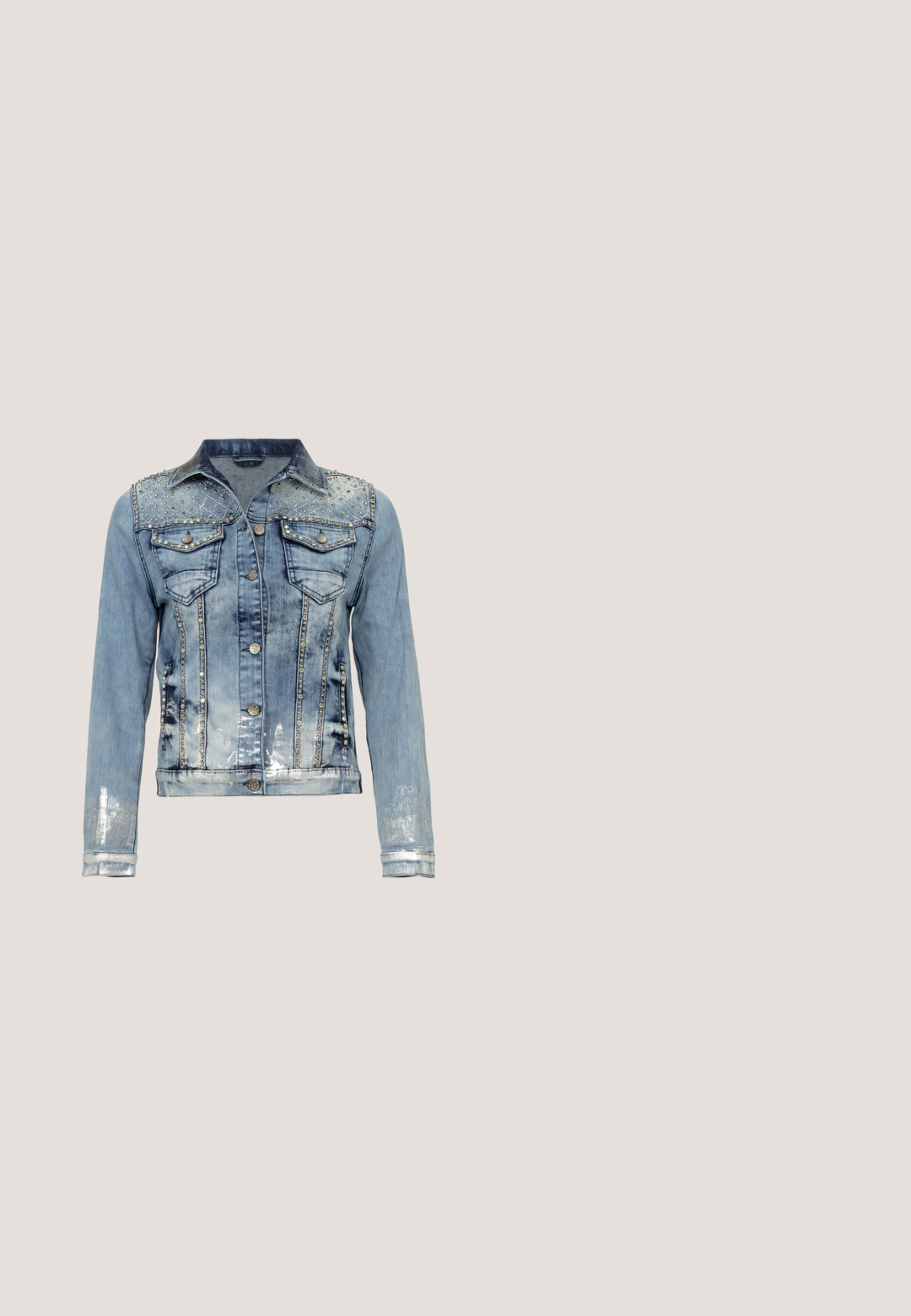Cipo & Baxx JOY - Jeansjacke - blau; Denim-Halstertop mit blauem herzförmigem Logo, das stilisierte Buchstaben zeigt, am Hals gebunden, mit spitz zulaufendem Saum.; Schwarzer Kunstlederrock mit großen Metallschnallen, Ösenverzierungen und Fransen am Saum. Strukturierter Schnitt mit mehreren Gürteln.; Schwarz-grauer blumiger Schnürstiefel mit hohem Absatz, dekorativen Nähten und geschnitztem, ornamentalem Blockabsatz.; Schwarze handtasche in Herzform mit silbernen und türkisen dekorativen Nieten und zwei Henkeln, versehen mit filigranen floralen und geometrischen Mustern.; Schwarzer Leder-Gürtel mit einem Camouflage-Gewebeband; ausgestattet mit einer dekorativen Schnalle mit metallischen Akzenten in einem krallenartigen Design.