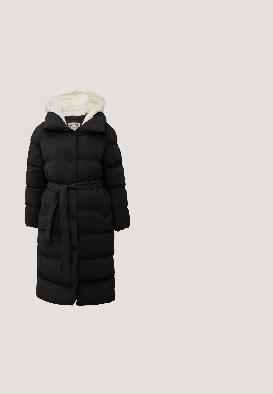 Zwarte donsjas met een crèmekleurige capuchon, lange mouwen, knoopsluiting aan de voorkant en een riem in de taille. Het materiaal is doorgestikt voor isolatie en warmte.; Zwarte coltrui, gemaakt van zacht gebreid materiaal, heeft lange mouwen, een omgeslagen kraag en een rechte zoom met ribbelaccenten.; Zwarte sweatpants van zachte stof, met een elastische tailleband met trekkoord, zijzakken en een recht gesneden ontwerp.; Zwarte kniehoge laarzen met een gequilt textuur, voorzien van een vetersluiting, een contrasterende geribbelde bovenrand en een dikke, robuuste zool.; Zwarte leren handtas met gouden accenten, gestructureerde afwerking, dubbele handvatten, afneembare hartvormige hanger en een in reliëf aangebracht logo aan de voorkant.; Gouden ring met afwisselende zwarte edelstenen en heldere kristallen, gedetailleerd met een gestructureerde band en een gladde binnenkant.