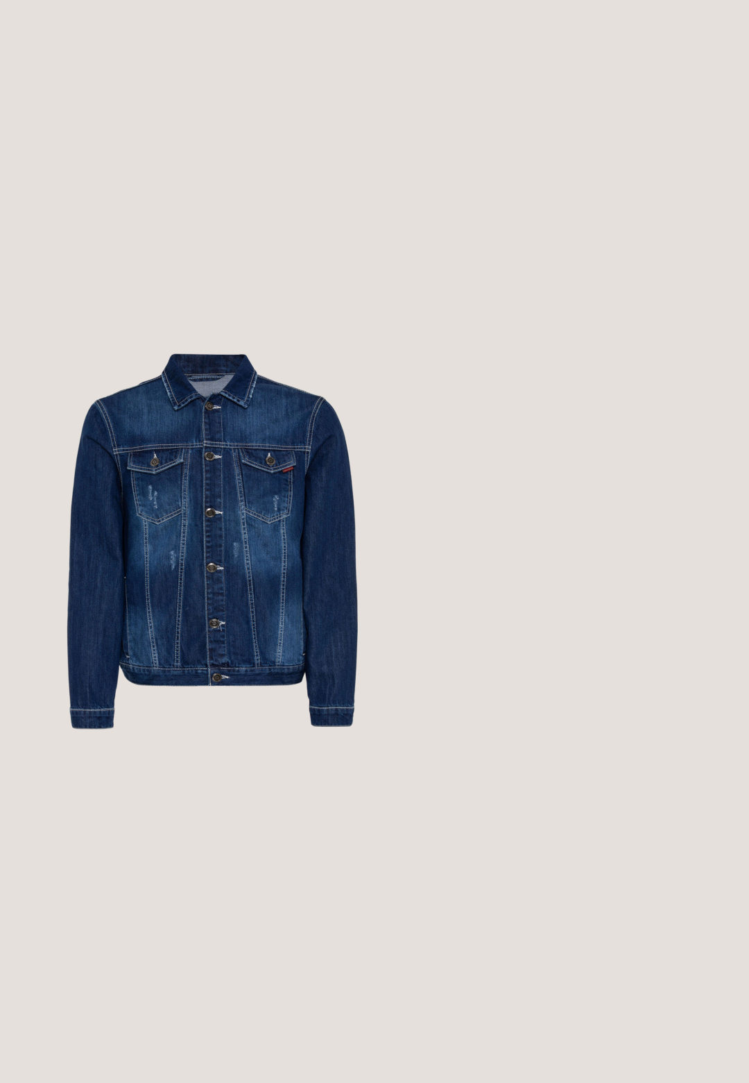 Cipo & Baxx Spijkerjas - darkblue; Marineblauw poloshirt met oranje bies en vintage stijl rode en witte grafische tekst en symbolen op de borst en rechterzijde.; Denim shorts in medium blue met verweerde details, omgeslagen zoom, vijf zakken en een metalen knoopsluiting. Standaard pasvorm.; Donkerblauwe leren enkellaren met een gestructureerde afwerking, metalen oogjes en bruine veters. Dikke rubberen zool met een grof profiel.; Zonnebril in pilotenstijl met metalen montuur, donkergrijze glazen en dunne gouden pootjes met zwarte uiteinden op een witte achtergrond.; Gevlochten riem met rode, witte en marineblauwe draden, zilverkleurige metalen gesp en marineblauwe lederen accenten.