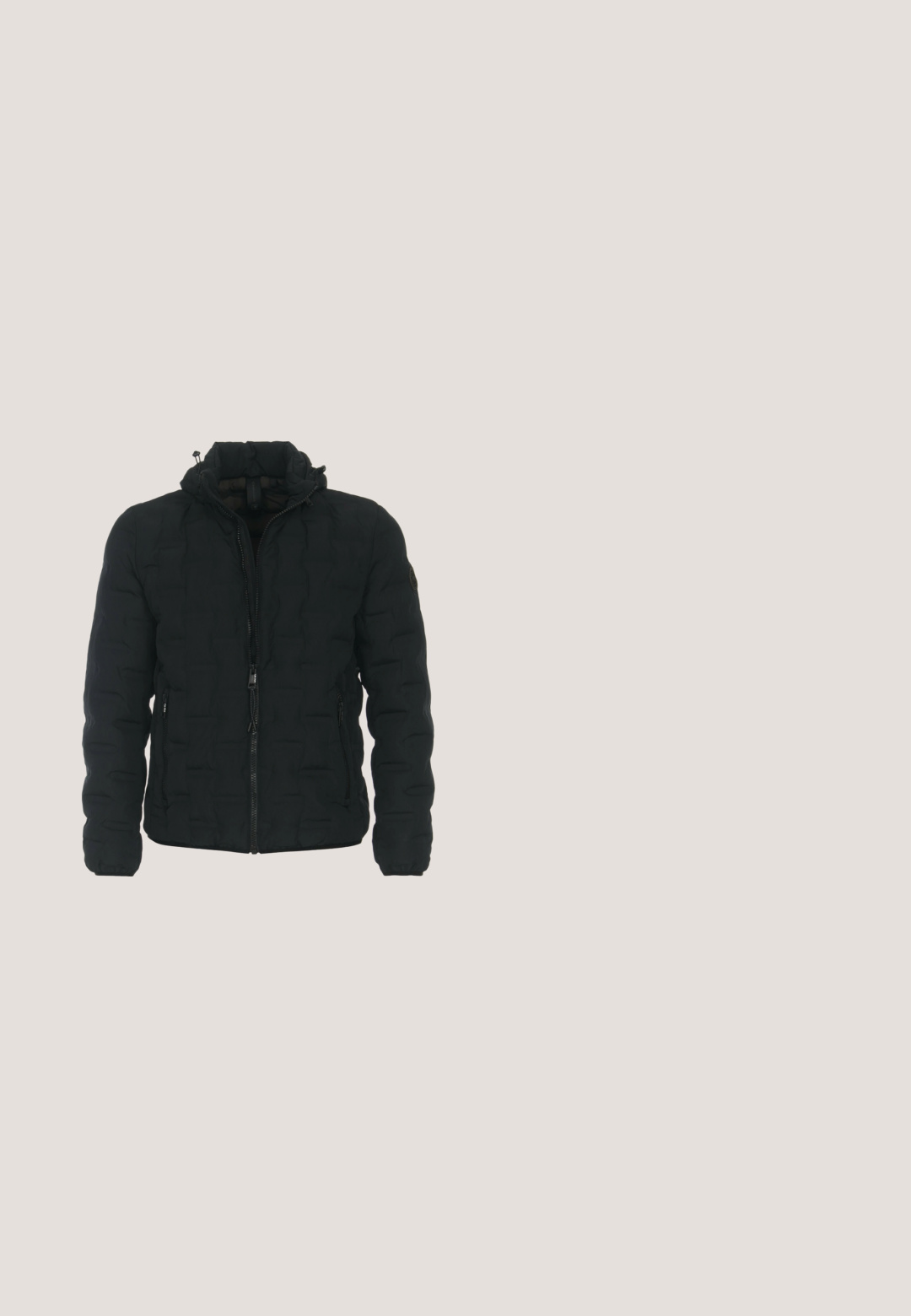 Doudoune noire avec fermeture éclair, design matelassé et capuche à cordon de serrage ; comprend deux poches latérales et un patch logo sur la manche.; Pull en tricot côtelé bleu marine avec des manches longues et un col rond ; présente un petit emblème sur la poitrine. Matériau en tricot texturé.; T-shirt blanc à manches longues, en coton doux, avec un col rond, un design minimaliste et un petit logo sur la poitrine. Étiquette noire à l'ourlet.; Jean noir droit avec fermeture devant par bouton et zip, passants de ceinture et deux poches avant.; Bottines noires en cuir et suède avec une finition texturée, semelle en caoutchouc plate, design à lacets et col en fourrure. ; Sac en cuir noir à bandoulière avec finition texturée, fermeture zippée et bandoulière réglable. Présente un design minimaliste et un branding subtil.