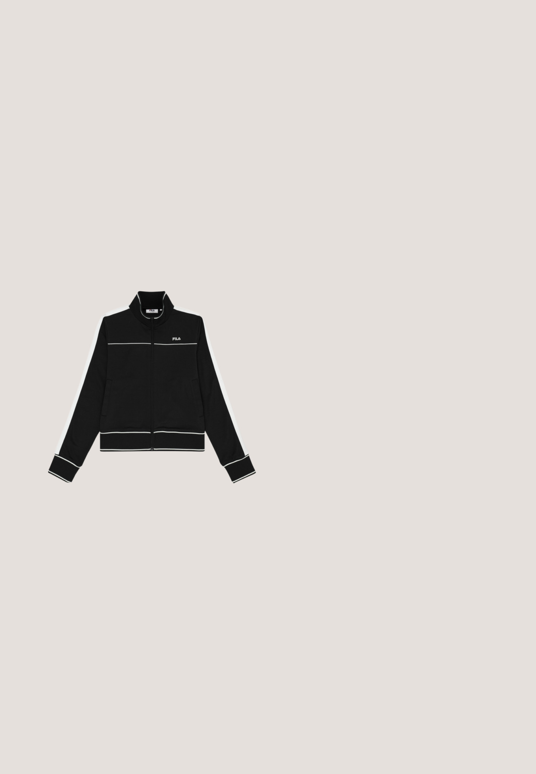 Zwarte ritssluiting jas met witte biezen, hoge kraag en FILA-logo op de borst, voorzien van voorzakken en lange mouwen.; Zwarte korte mouw hoodie met voorzak in stijl van een kangoeroezak, verstelbare capuchon met trekkoord en klein Champion-logo op borst en mouw.; Zwarte sweatpants van zachte stof, met een elastische tailleband, rechte benen en een klein logo aan de zijkant.; Witte en beige lage sneaker met lavendel Champion-logo aan de zijkant, veterclosure en dikke rubberen zool op een witte achtergrond.; Zwarte gewatteerde heuptas gemaakt van stof, met een wit geborduurd logo, ritssluiting en een verstelbare gespsluiting.; Zilverkleurige hoepeloorbellen met een gedraaide ontwerp en een gestructureerde afwerking. Ze hebben een veilige sluiting voor bevestiging.