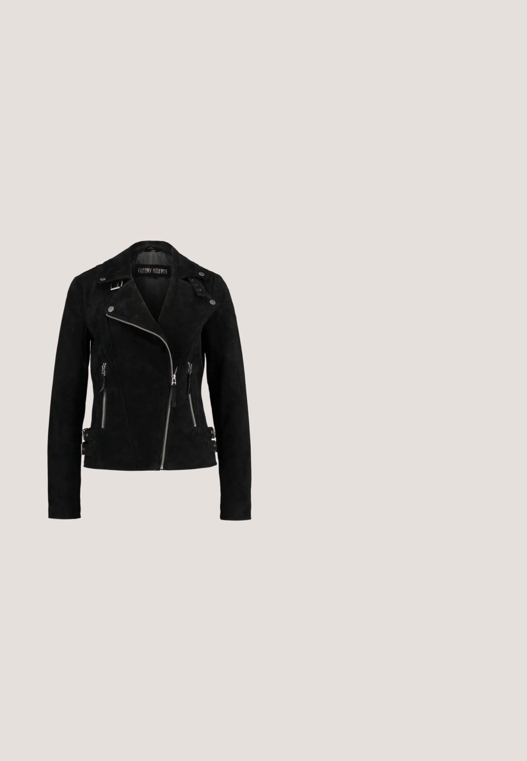 Schwarze Wildleder-Bikerjacke mit asymmetrischem Reißverschluss, Reißverschlusstaschen und Schnallenakzenten an den Seiten. Mit breitem Kragen und tailliertem Schnitt.; Schwarzer gestrickter Pullover mit langen Ärmeln, weitem Ausschnitt und strukturiertem Muster. Abgerundeter Saum ist hinten länger als vorne.; Person trägt schwarze Skinny-Jeans mit hoher Taille und schwarze spitze Pumps, steht vor einem schlichten weißen Hintergrund.; Schwarzer Leder-Stiefelette mit seitlichem Reißverschluss, strukturierter Oberfläche, gelben Ziernähten und einer Gummisohle.; Schwarze Cat-Eye-Sonnenbrille mit grauen Verlaufslinsen. Dicke, glänzende Kunststoffrahmen und sich verjüngende Bügel. Keine sichtbaren Marken oder Verzierungen.; Schwarzer Leder-Gürtel mit einer silbernen Metallschnalle. Er zeichnet sich durch eine glatte Textur und ein klassisches Design aus. Der Gürtel ist schmal mit einer spitz zulaufenden Spitze.