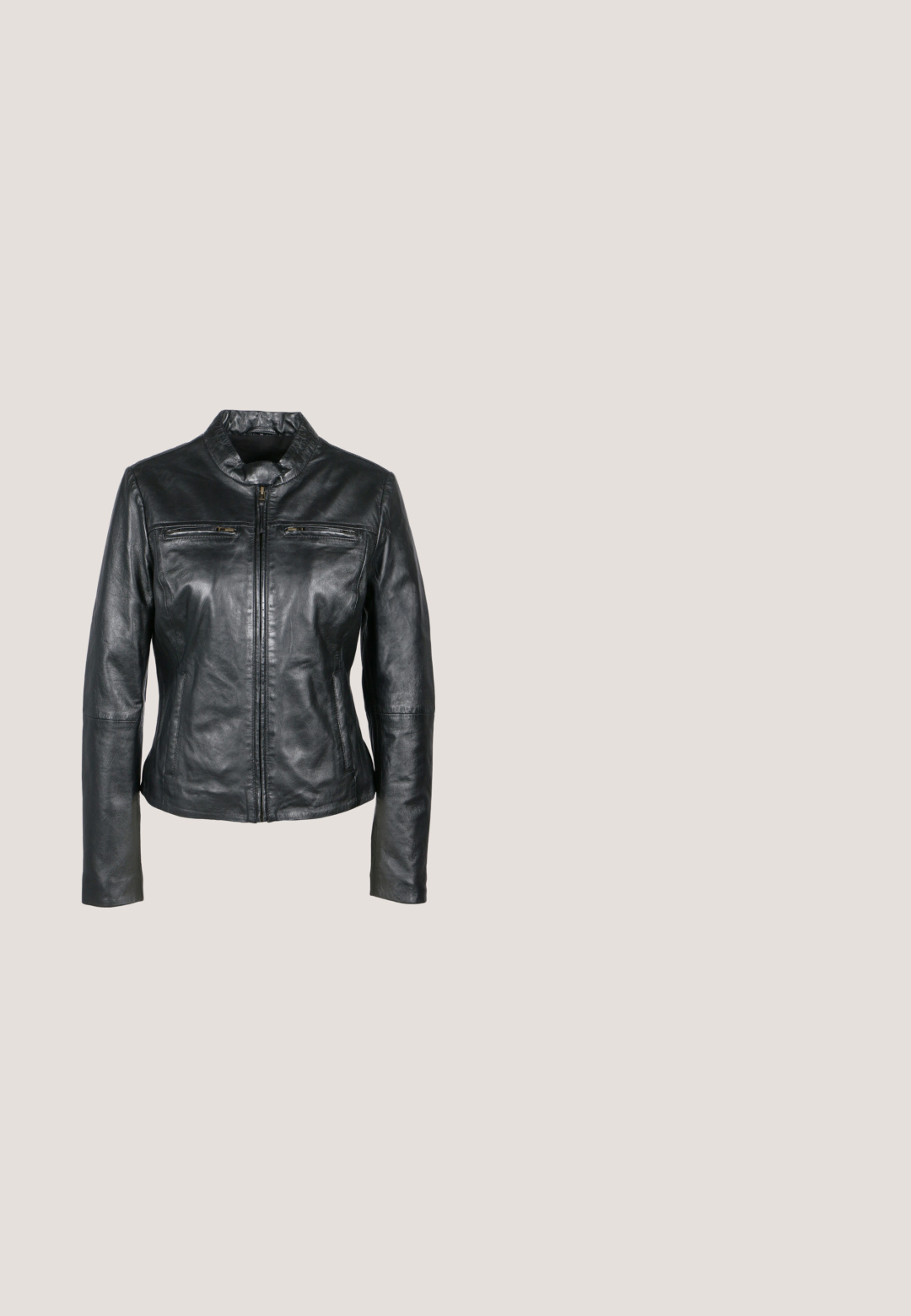 Schwarze Lederjacke mit rundem Kragen, zwei Reißverschluss-Brusttaschen und langen Ärmeln mit minimalen Hardwaredetails.; Schwarzes kurzärmeliges Oberteil mit transparentem Leopardenmuster an Passe und Ärmeln, rundem Ausschnitt und Ärmeln mit Bündchen.; Dunkelgraue Slim-Fit-Jeans mit umgeschlagenen Säumen, vorderem Knopf, Reißverschluss und Taschen vorne sowie hinten.; Schwarze Leder-Stiefeletten mit einer spitzen Zehenform, geschwungenen Seitennähten und einem niedrigen Blockabsatz. Verfügt über einen Reißverschluss und eine glatte Textur.; Graue, strukturierte Handtasche in rechteckiger Form, mit einem schwarzen Griff, silberner Beschläge und einer Logo-Verzierung auf der Vorderseite.; PURELEI FESTIVE - Armband - silver-coloured