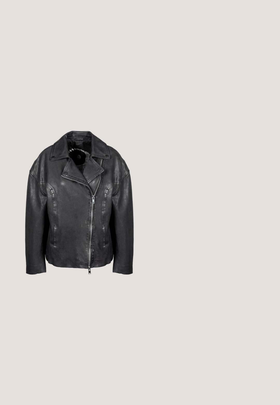 Schwarze Leder-Motorradjacke mit einem Reverskragen, Reißverschluss und zwei Seitentaschen. Glatte Textur mit minimalen Hardware-Akzenten.; Jaded London LONGLINE LACE UP HALTER CORSET - Top - black; Olivgrüne Cargo-Hosen mit mehreren Taschen, Kordelzugbund und lockerer Passform. Der Stoff hat eine weiche Textur und wirkt robust und langlebig.; Schwarzer Plateau-Stiefel mit dicker Sohle, mehreren strukturierten Riemen, silbernen Schnallen, dekorativen Metallelementen und genieteten Details.; Silberne Gliederarmbandkette mit abwechselnd runden und offenen herzförmigen Gliedern sowie einem kleinen herzförmigen Anhänger in der Nähe des Verschlusses.; Schwarzer Ledergürtel mit silberfarbenen Nieten und dekorativer Schnalle, ausgestattet mit einem geprägten Design und strukturierter Oberfläche.